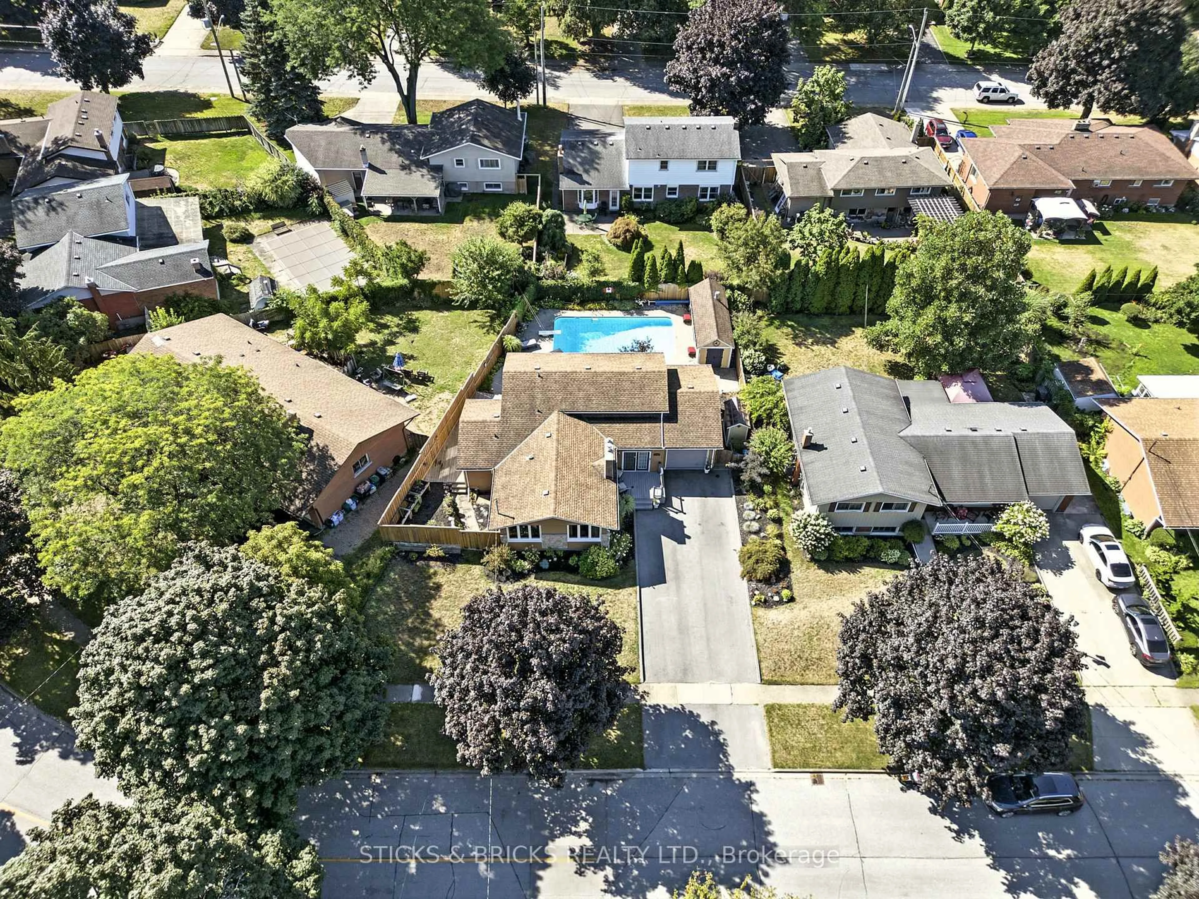 A pic from outside/outdoor area/front of a property/back of a property/a pic from drone, street for 6750 Cherrygrove Rd, Niagara Falls Ontario L2E 5M6