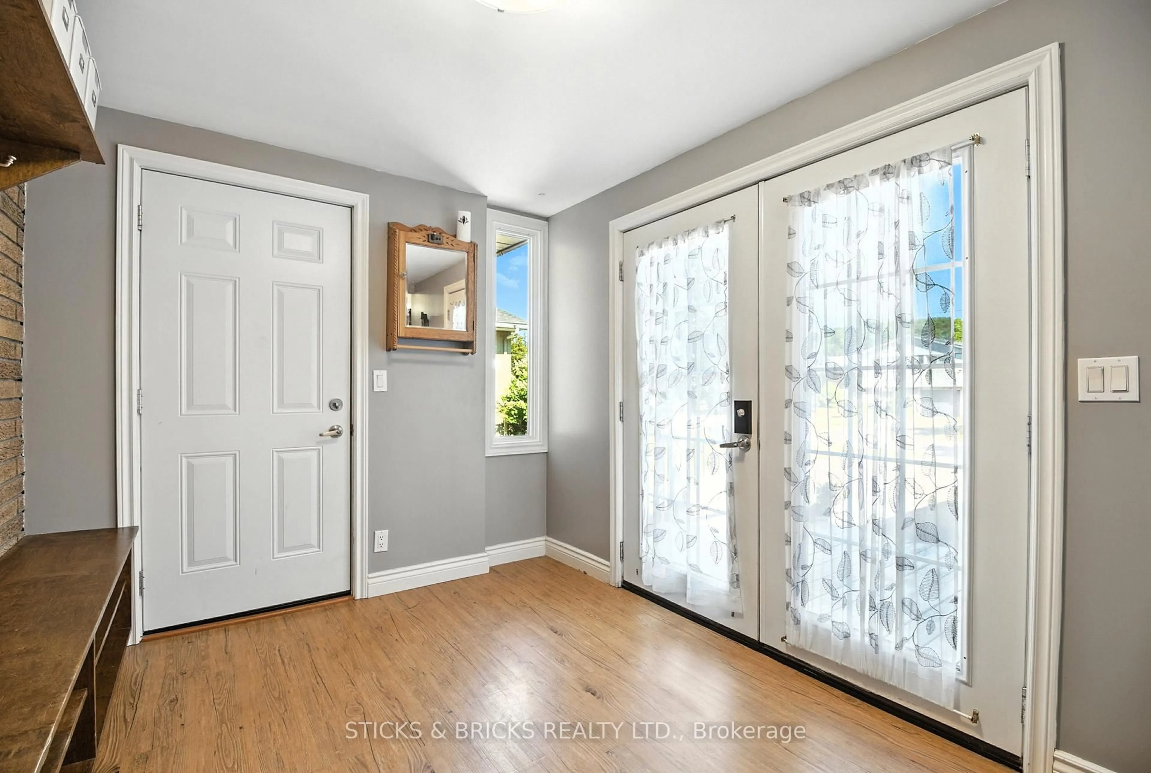 Indoor entryway for 6750 Cherrygrove Rd, Niagara Falls Ontario L2E 5M6