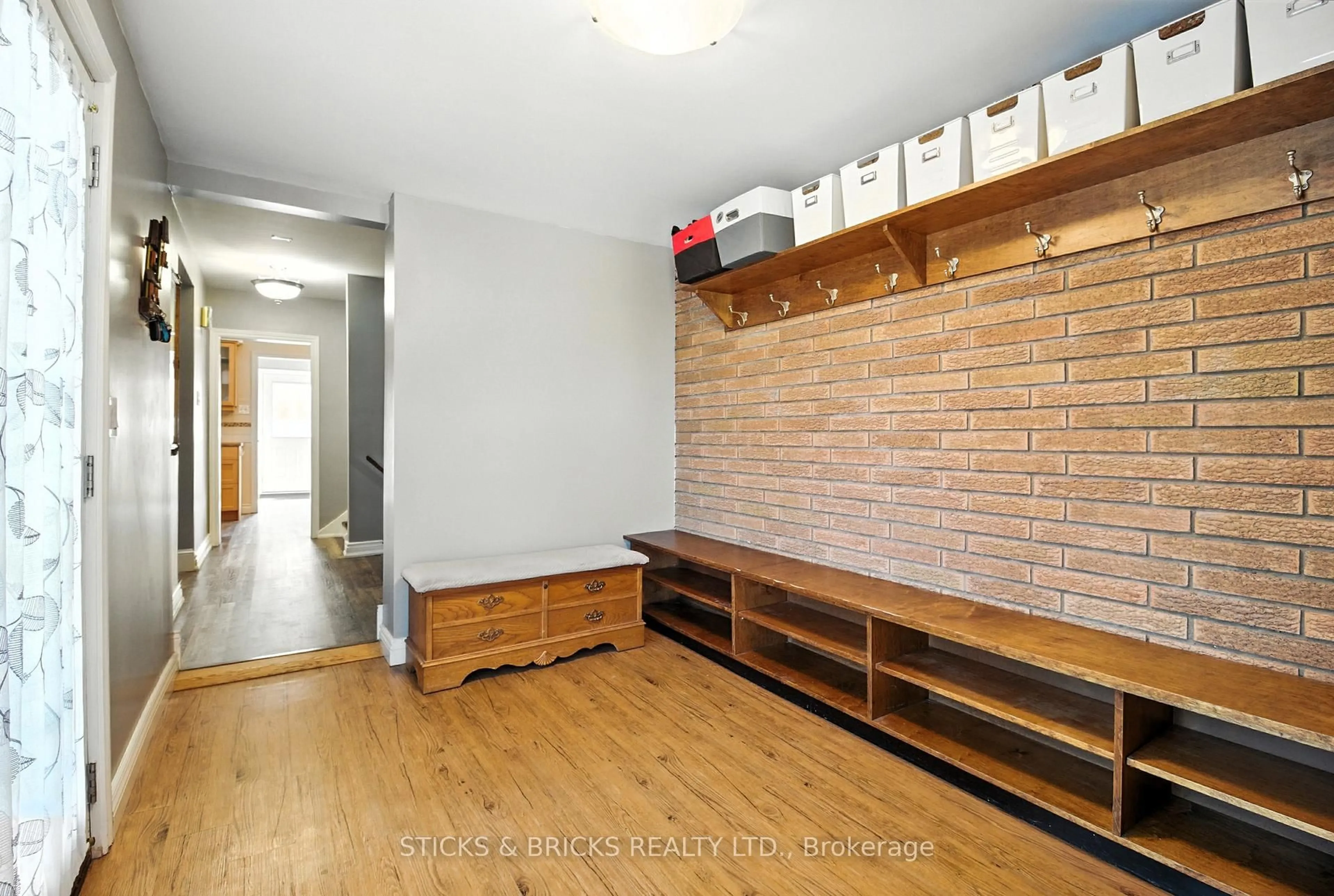 Indoor entryway for 6750 Cherrygrove Rd, Niagara Falls Ontario L2E 5M6