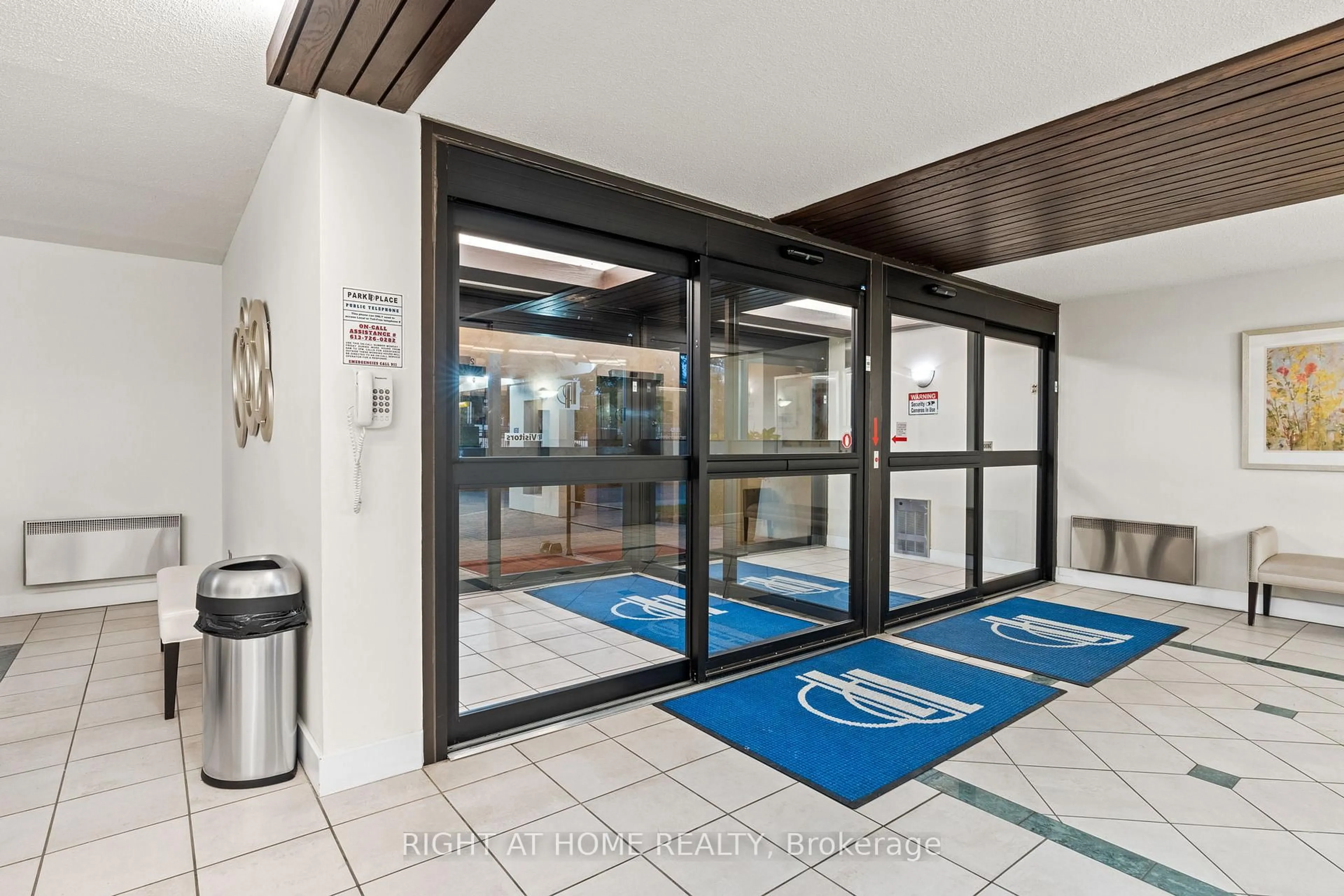 Indoor foyer for 1025 RICHMOND Rd #1006, Ottawa Ontario K2B 8G8