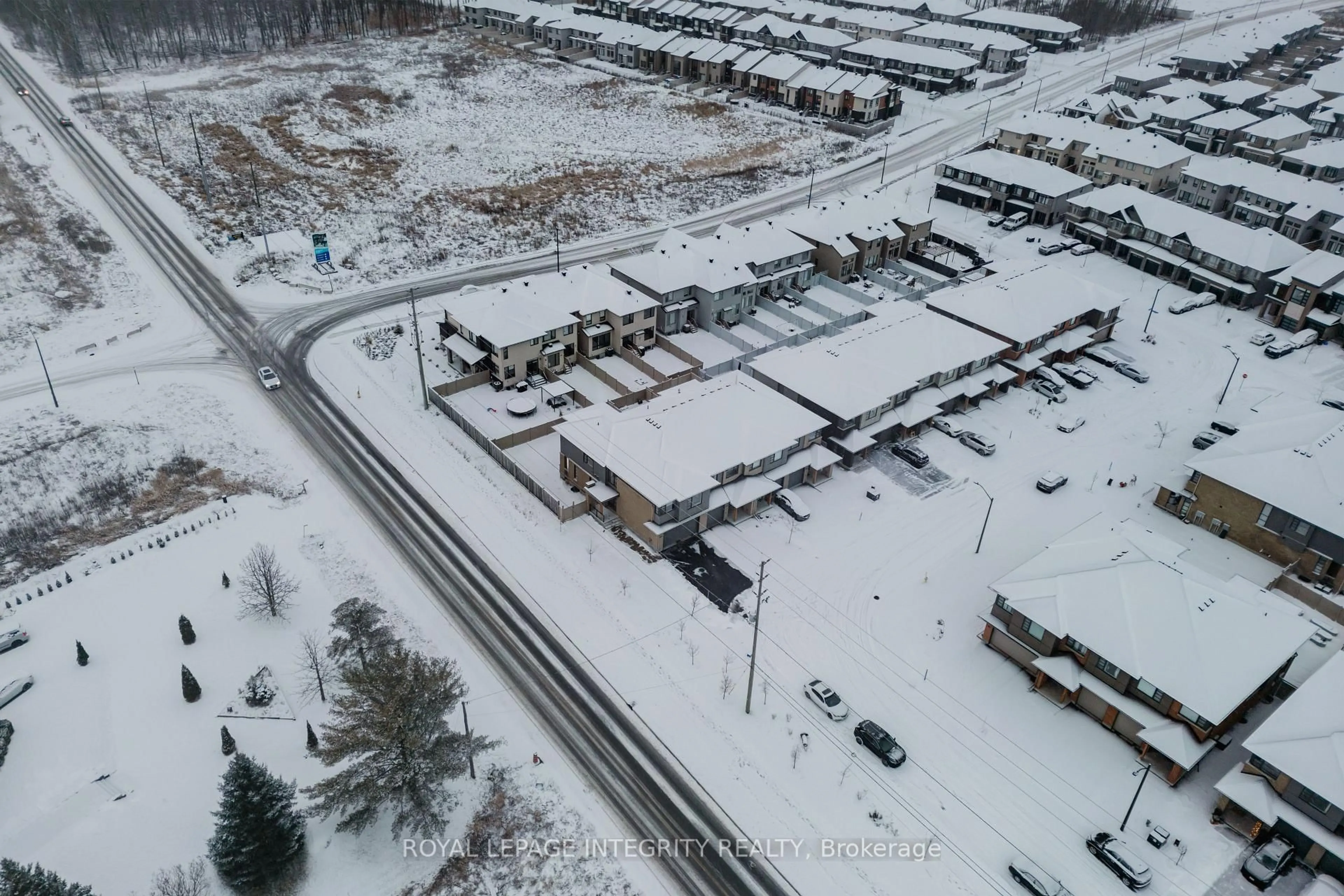 A pic from outside/outdoor area/front of a property/back of a property/a pic from drone, building for 900 Chipping Circ, Ottawa Ontario K4M 0E7