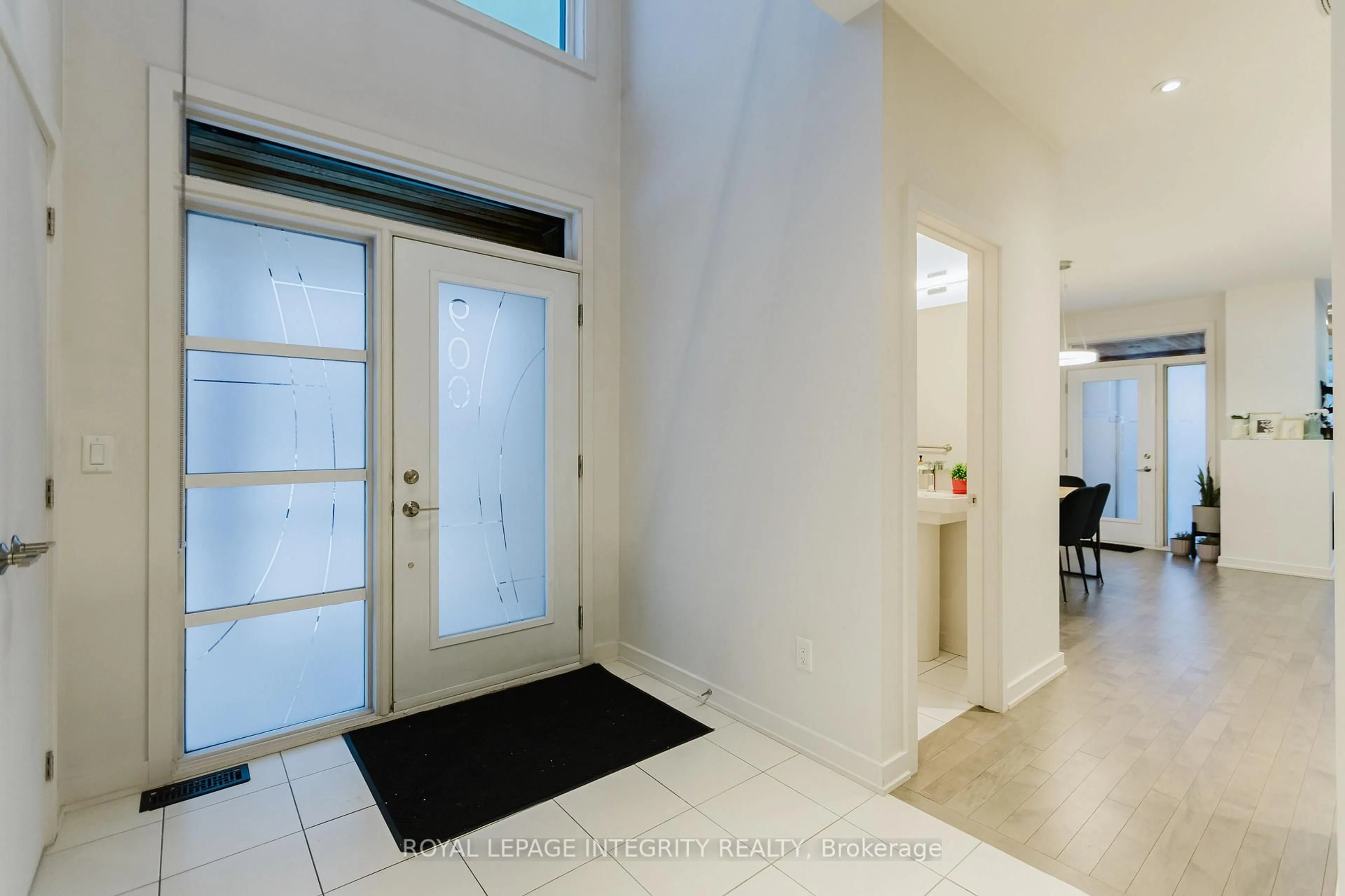 Indoor foyer for 900 Chipping Circ, Ottawa Ontario K4M 0E7