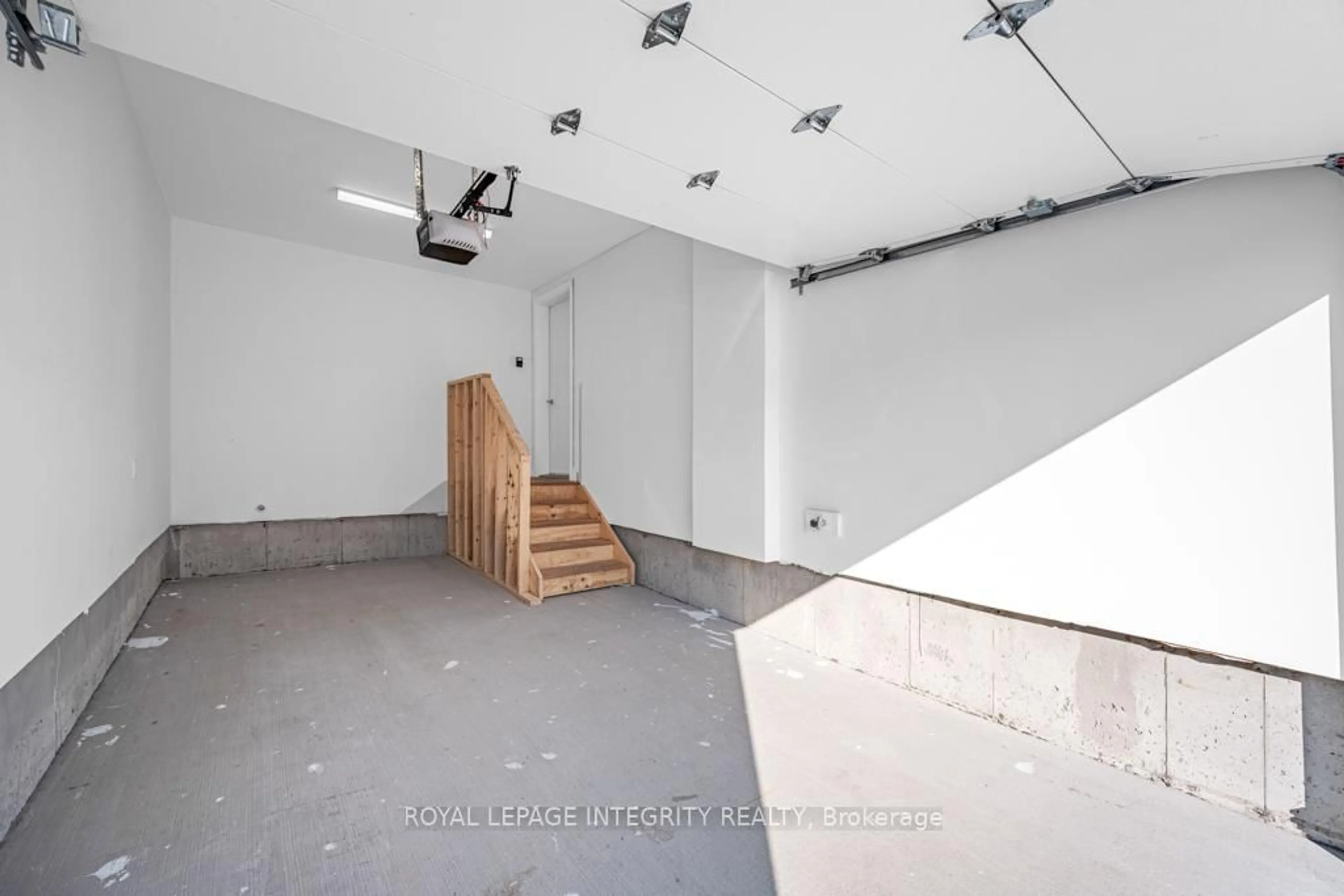 Indoor foyer for 875 CONTOUR St #B, Ottawa Ontario K1W 0G6