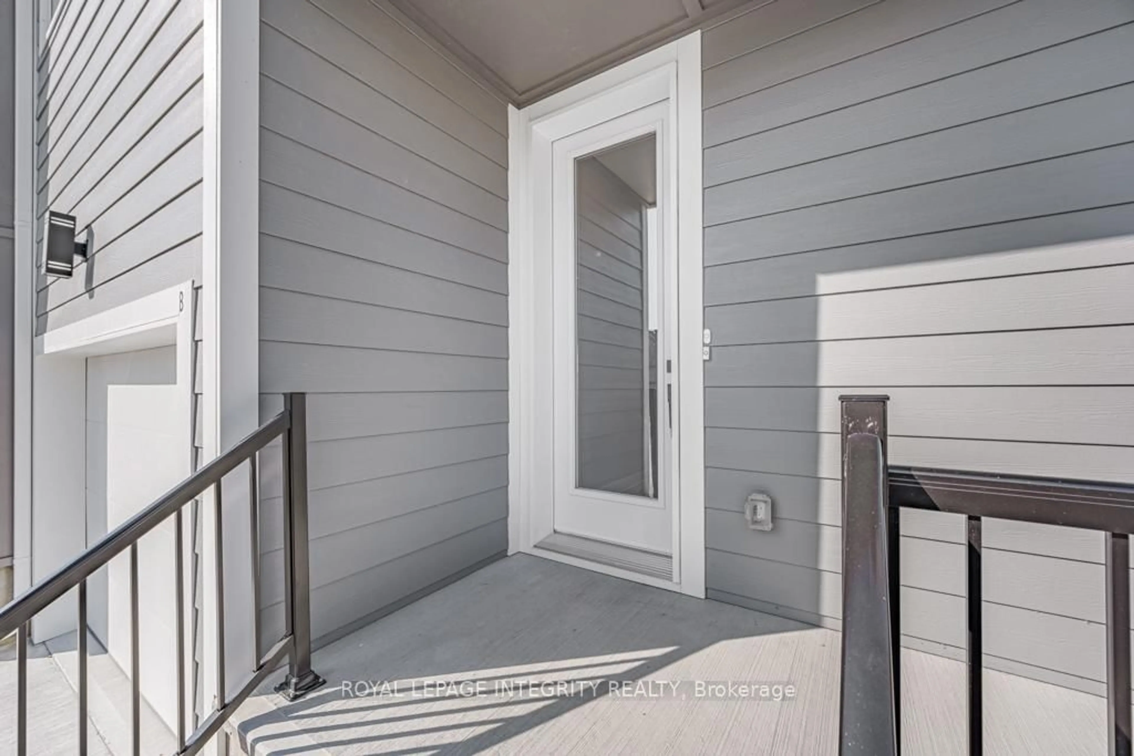 Indoor entryway for 875 CONTOUR St #B, Ottawa Ontario K1W 0G6