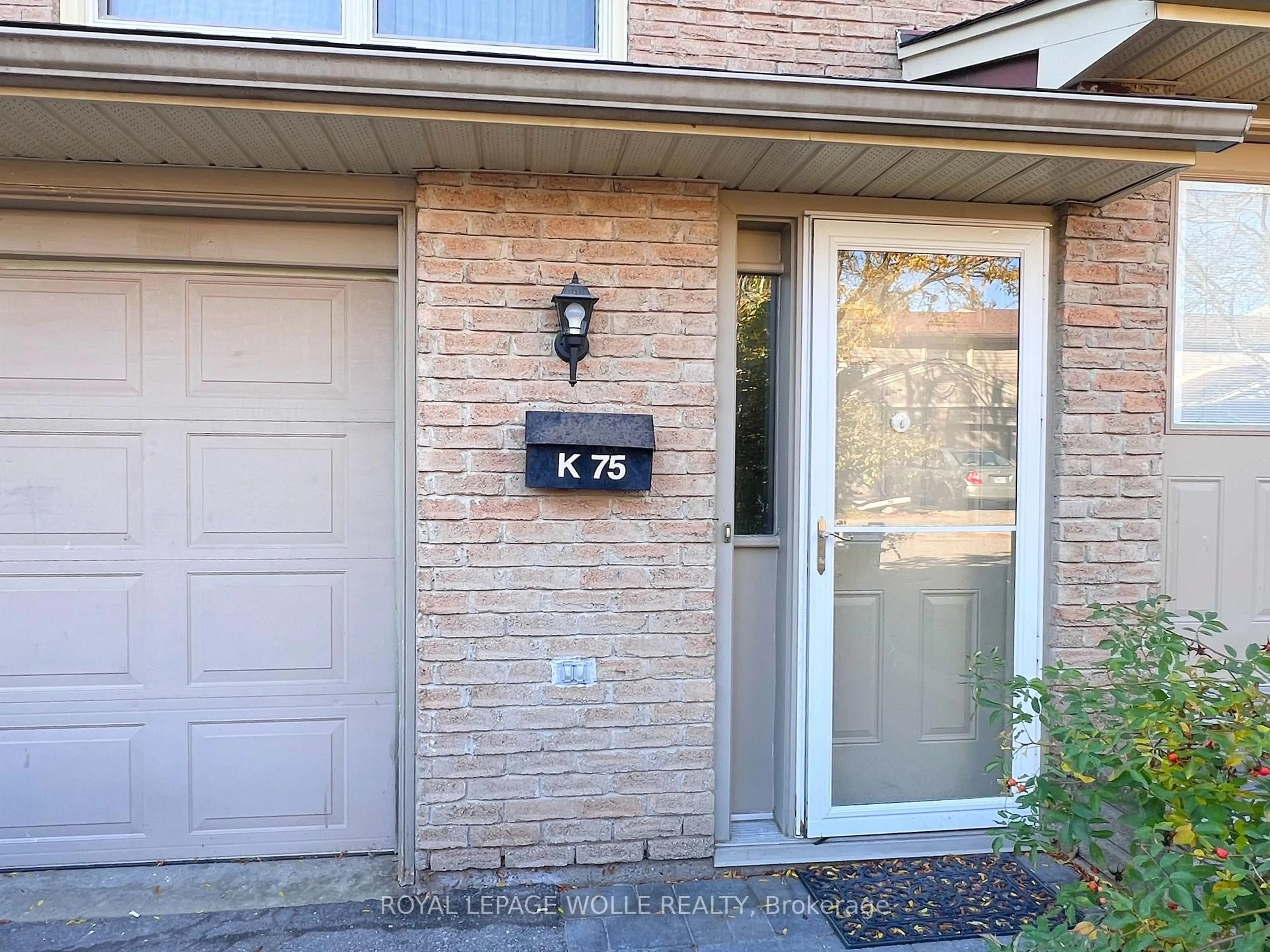 Indoor entryway for 223 Pioneer Dr #K75, Kitchener Ontario N2P 1L9