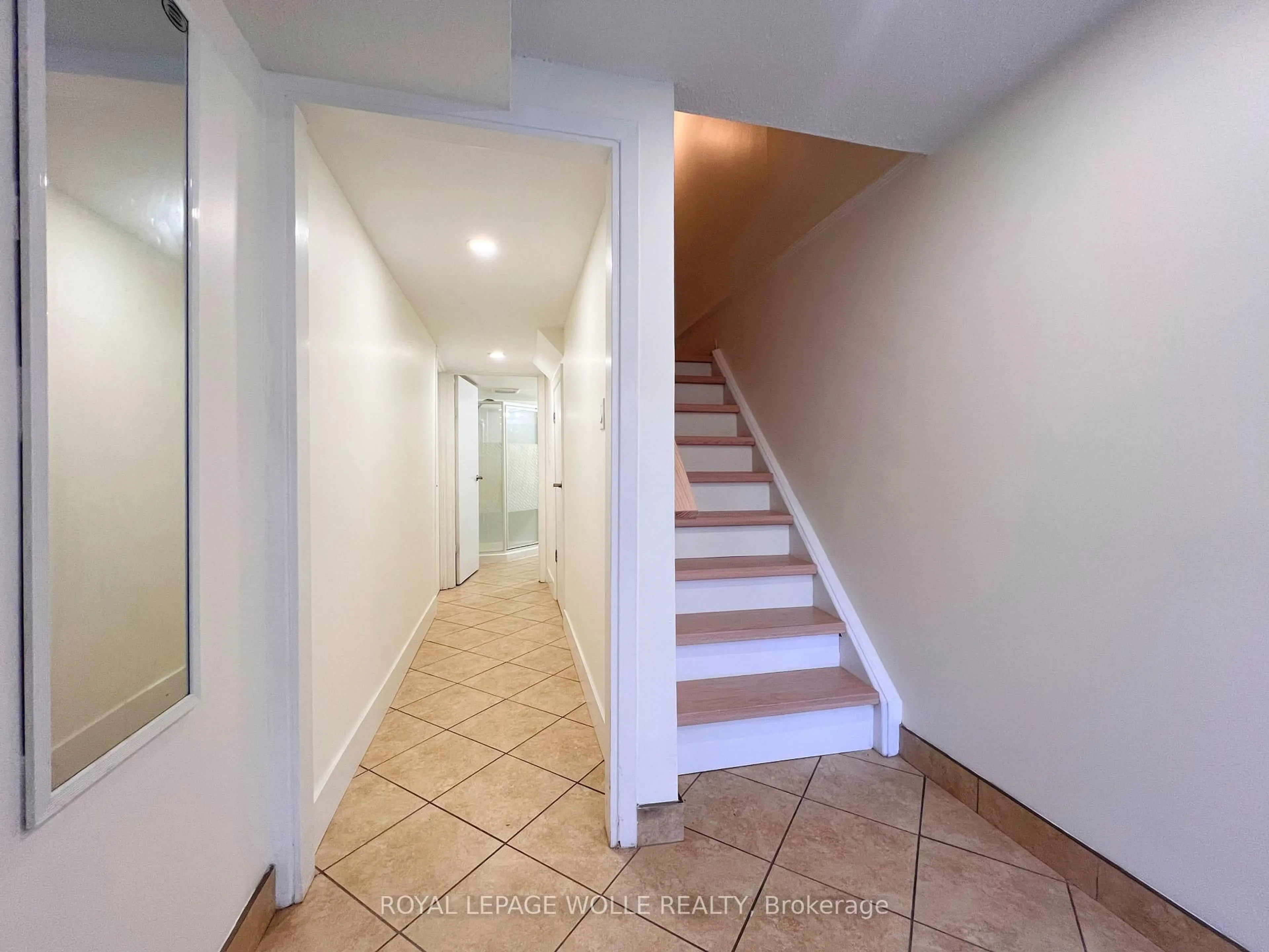 Indoor foyer for 223 Pioneer Dr #K75, Kitchener Ontario N2P 1L9
