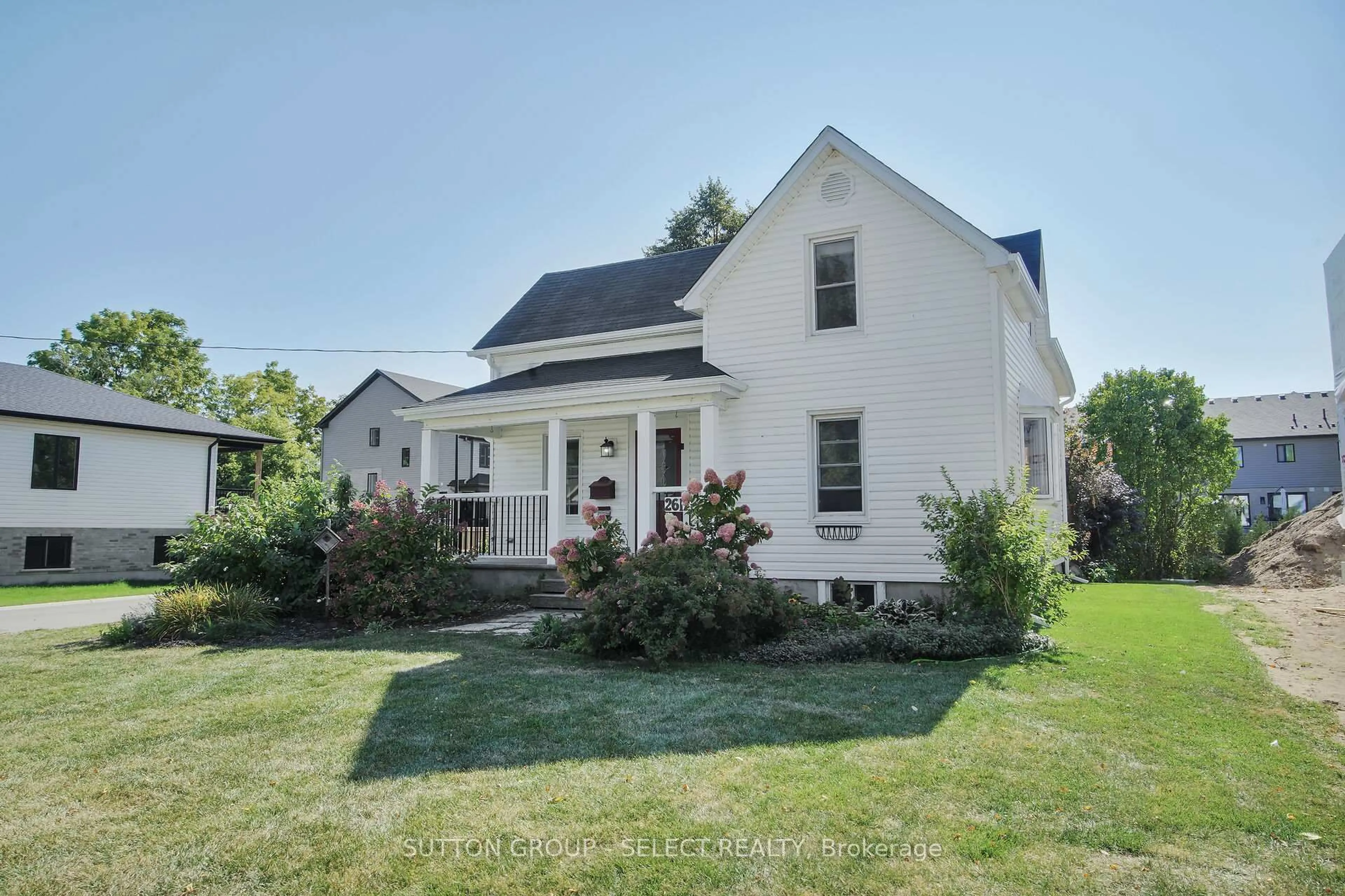 A pic from outside/outdoor area/front of a property/back of a property/a pic from drone, street for 2617 QUEENS St, Strathroy-Caradoc Ontario N0L 1W0