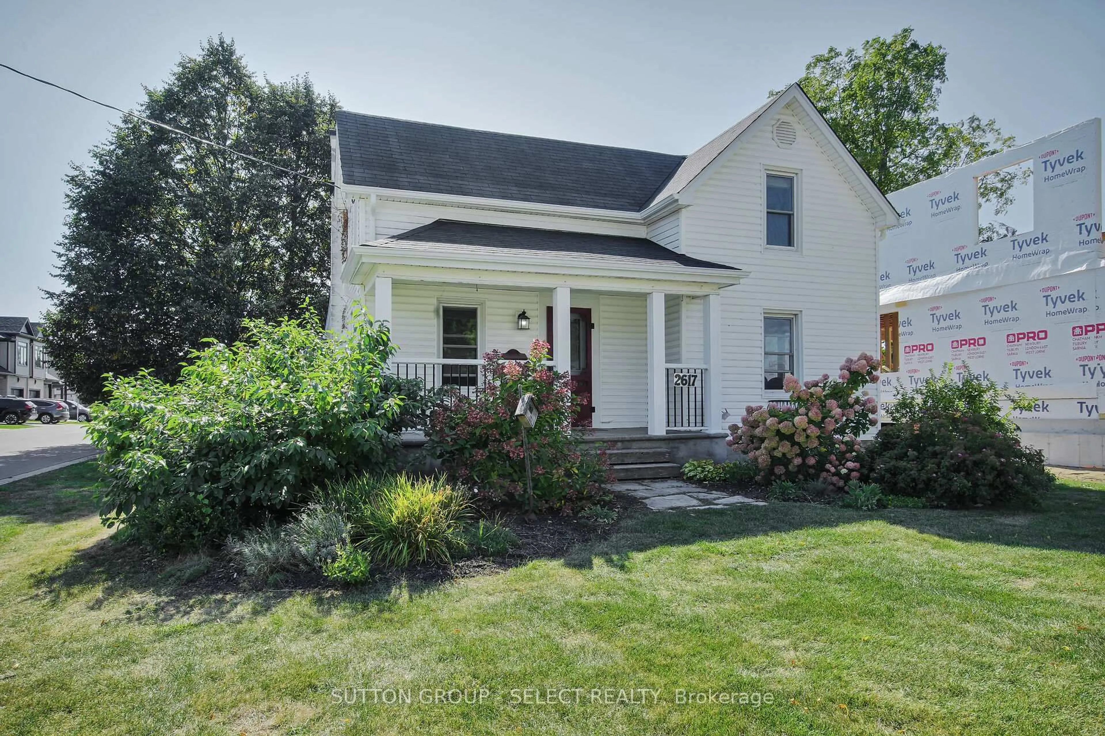 A pic from outside/outdoor area/front of a property/back of a property/a pic from drone, street for 2617 QUEENS St, Strathroy-Caradoc Ontario N0L 1W0