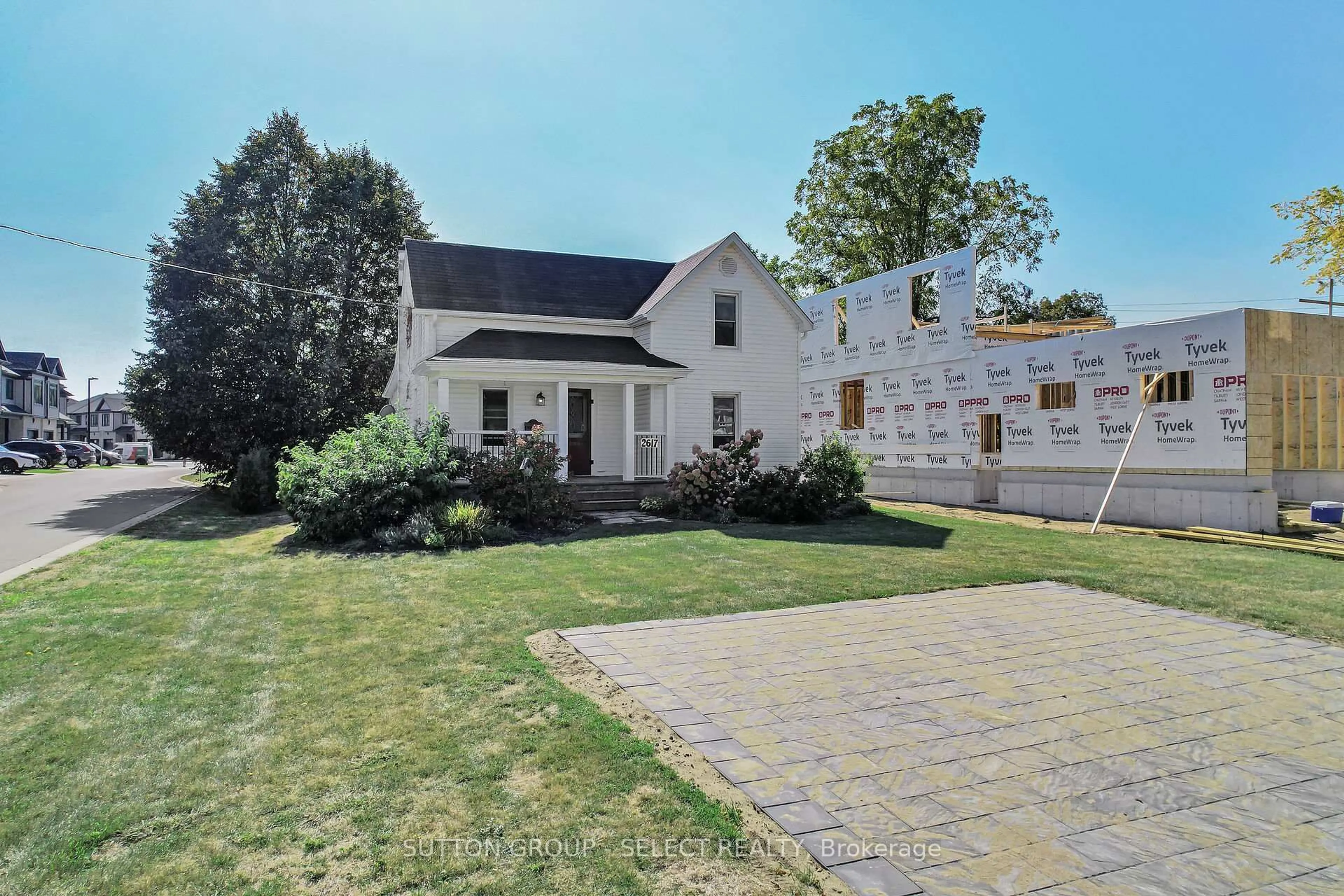 A pic from outside/outdoor area/front of a property/back of a property/a pic from drone, street for 2617 QUEENS St, Strathroy-Caradoc Ontario N0L 1W0