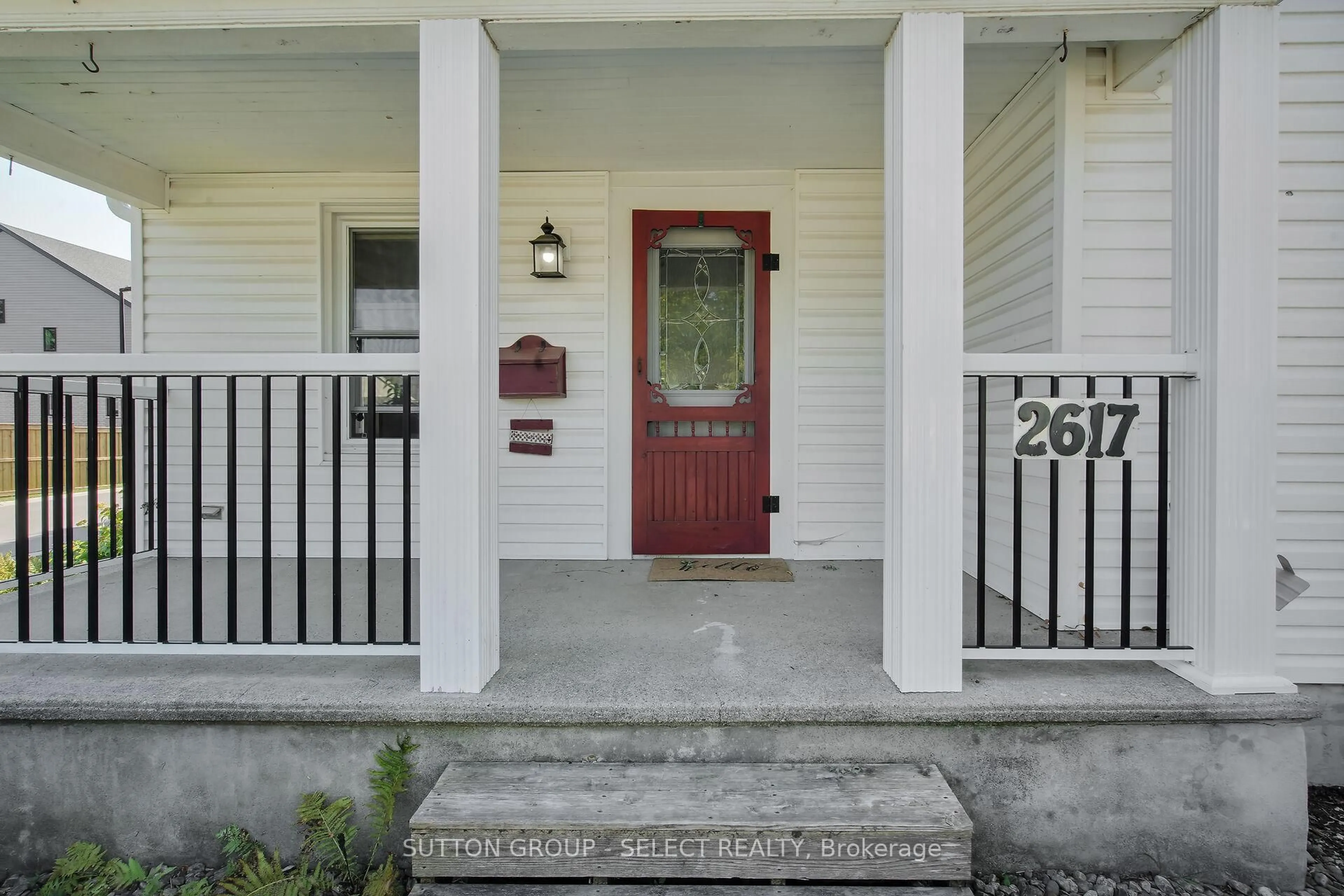 Indoor entryway for 2617 QUEENS St, Strathroy-Caradoc Ontario N0L 1W0