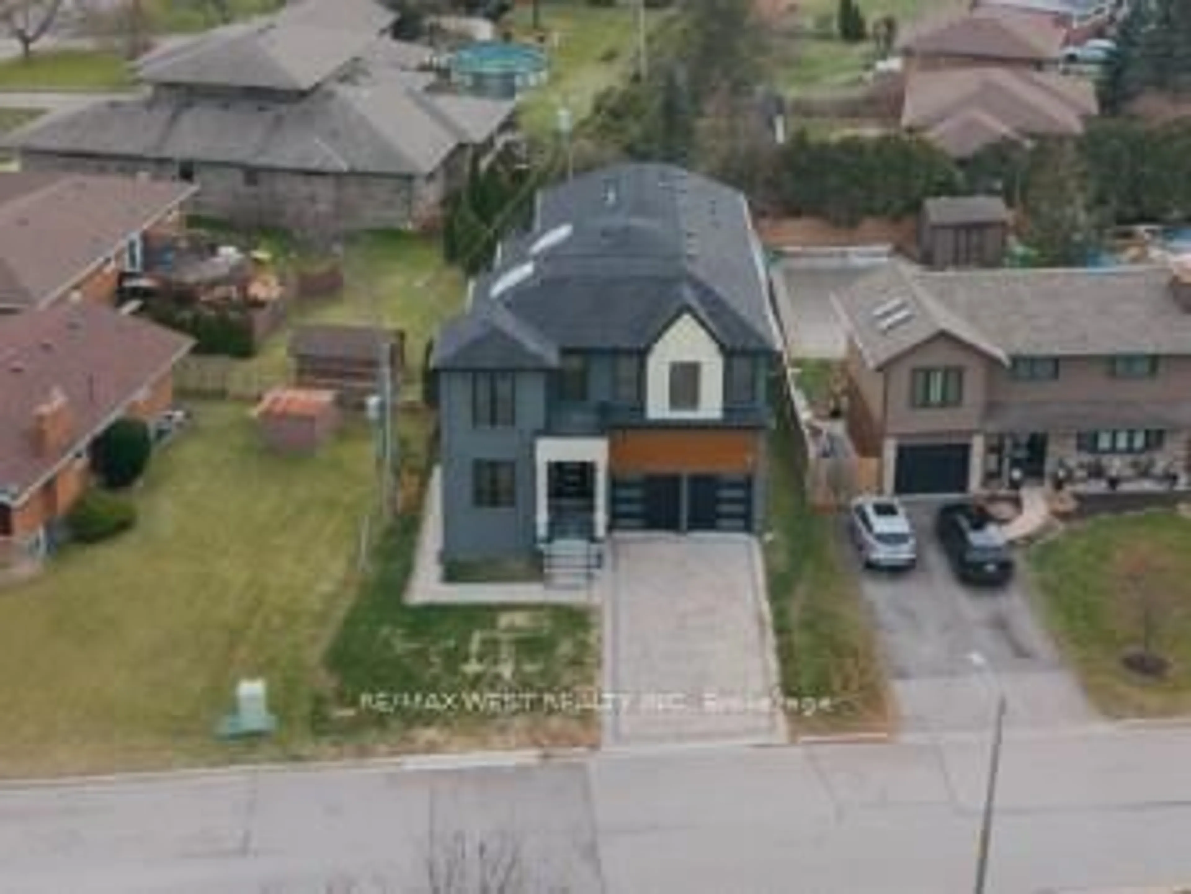 A pic from outside/outdoor area/front of a property/back of a property/a pic from drone, street for 185 Riverview Blvd, St. Catharines Ontario L2T 3M6