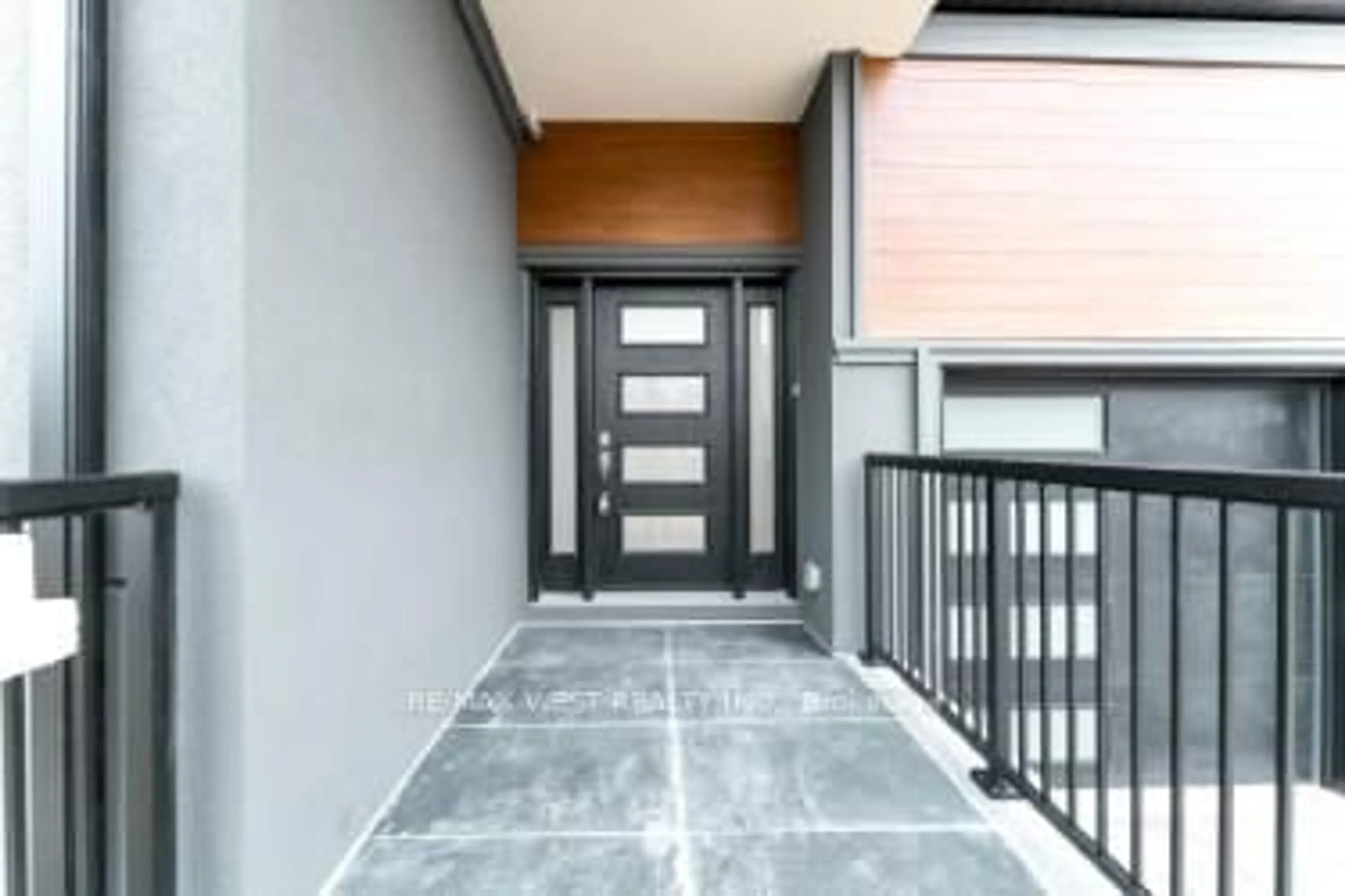 Indoor entryway for 185 Riverview Blvd, St. Catharines Ontario L2T 3M6