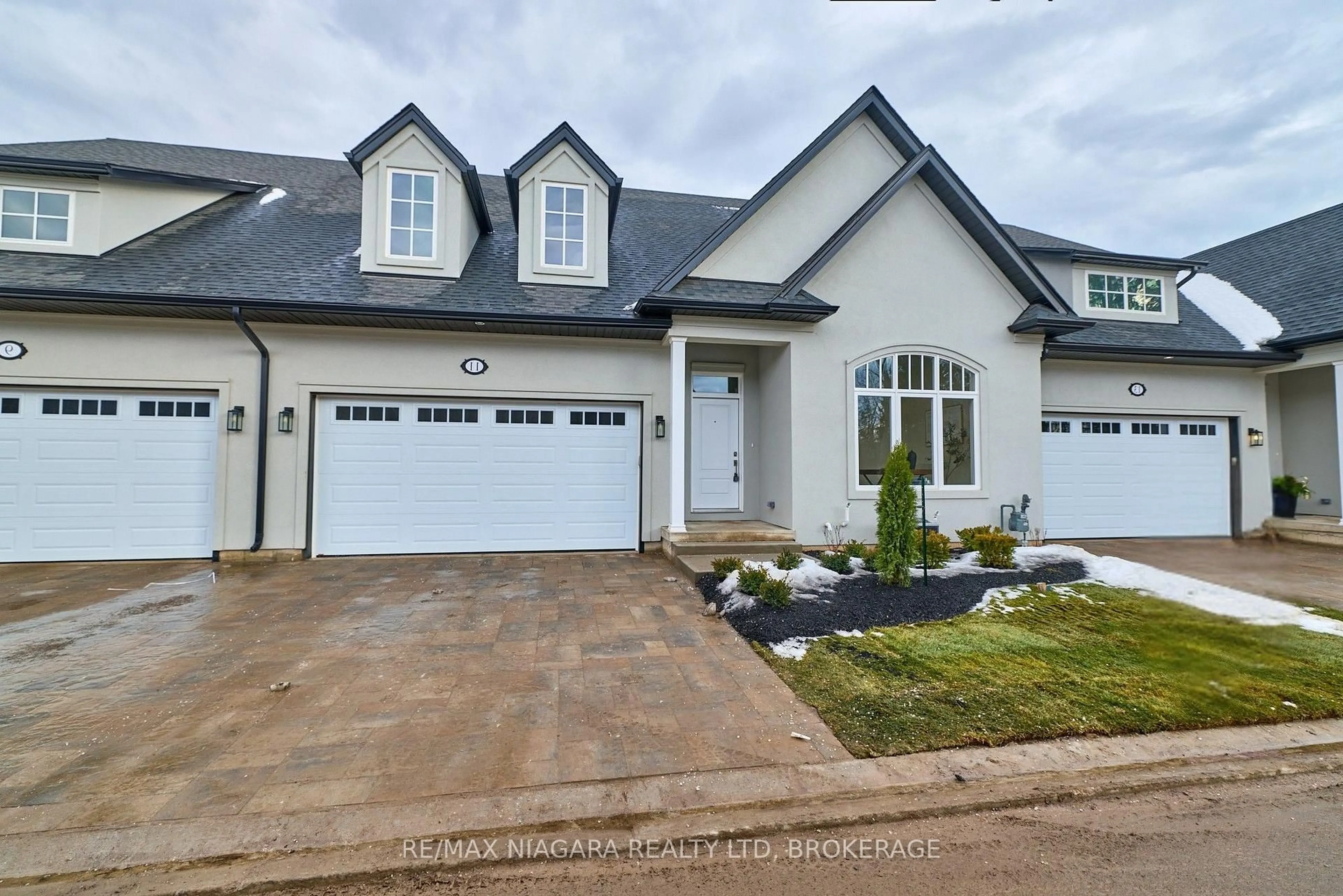 Home with vinyl exterior material, street for 10 Butternut Cres, Fort Erie Ontario L0S 1N0