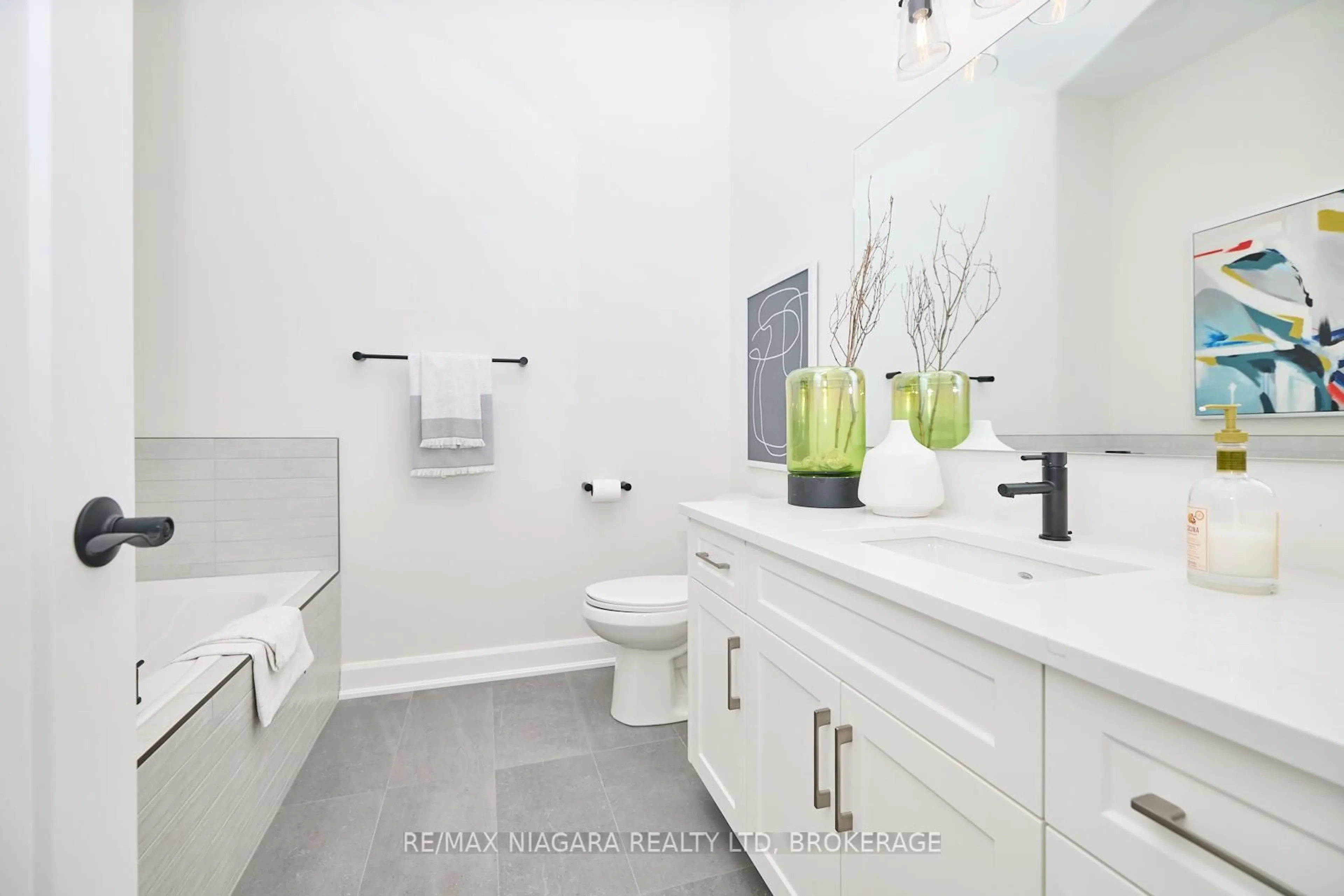 Contemporary bathroom, ceramic/tile floor for 10 Butternut Cres, Fort Erie Ontario L0S 1N0