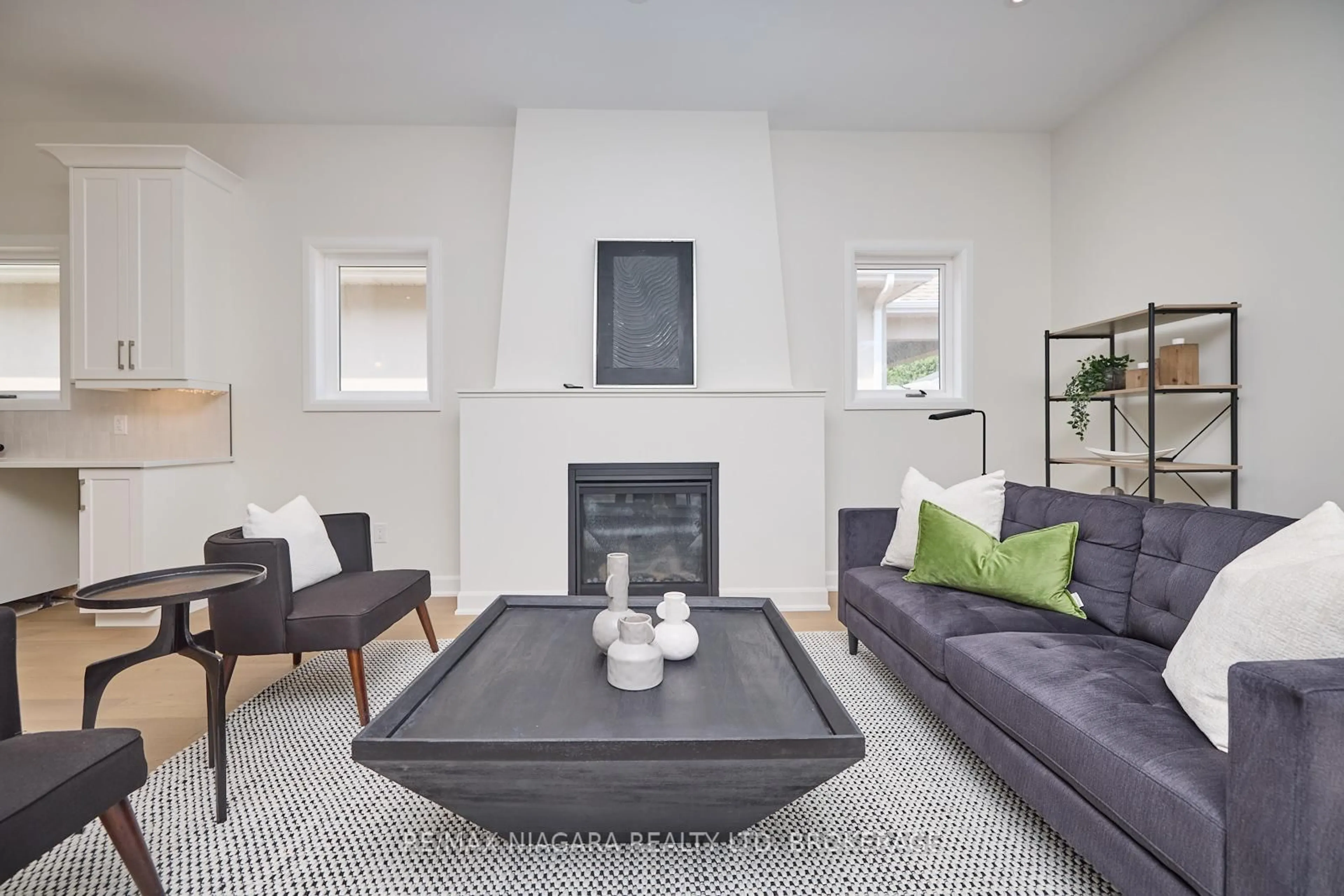 Living room with furniture, unknown for 10 Butternut Cres, Fort Erie Ontario L0S 1N0