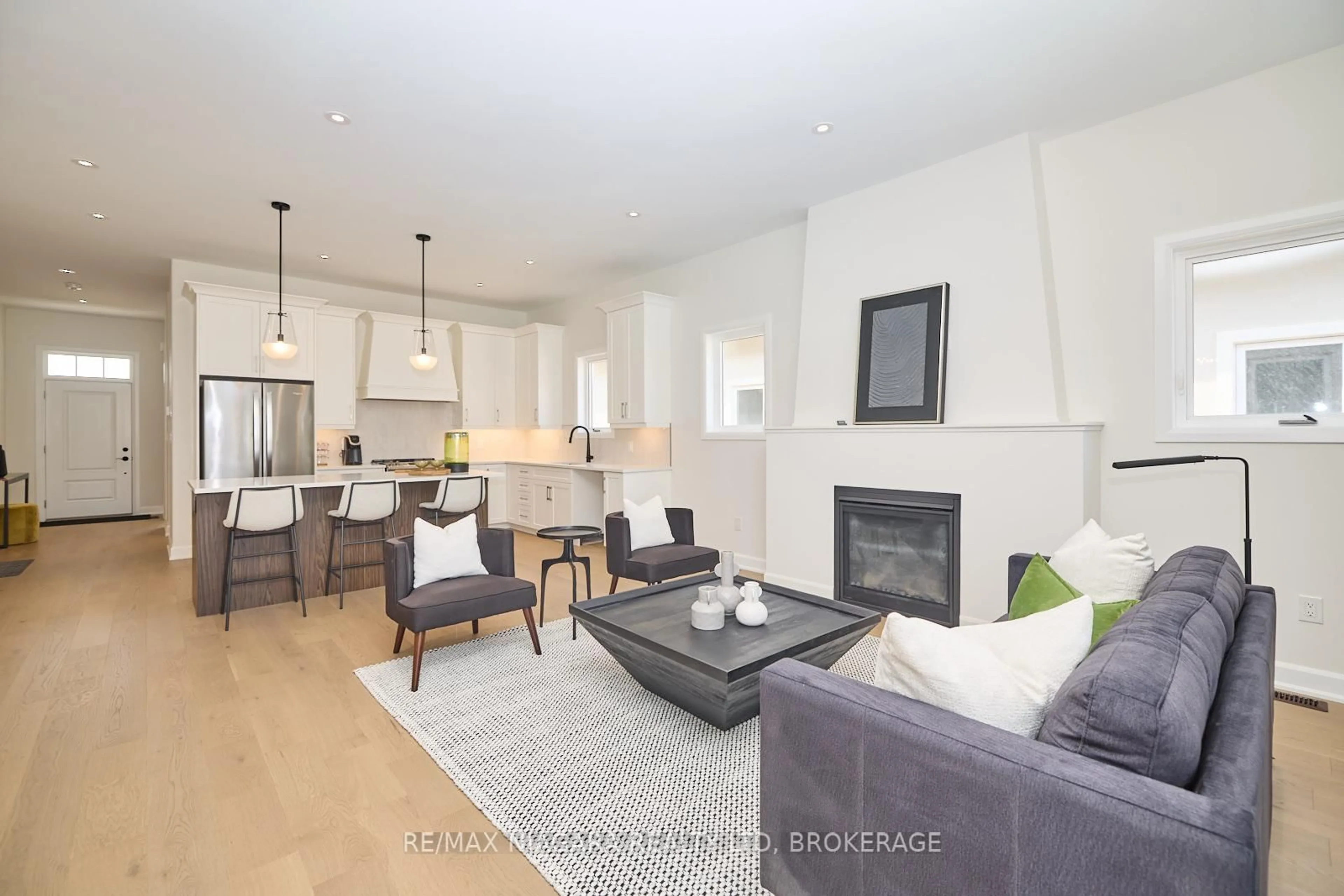 Living room with furniture, wood/laminate floor for 10 Butternut Cres, Fort Erie Ontario L0S 1N0