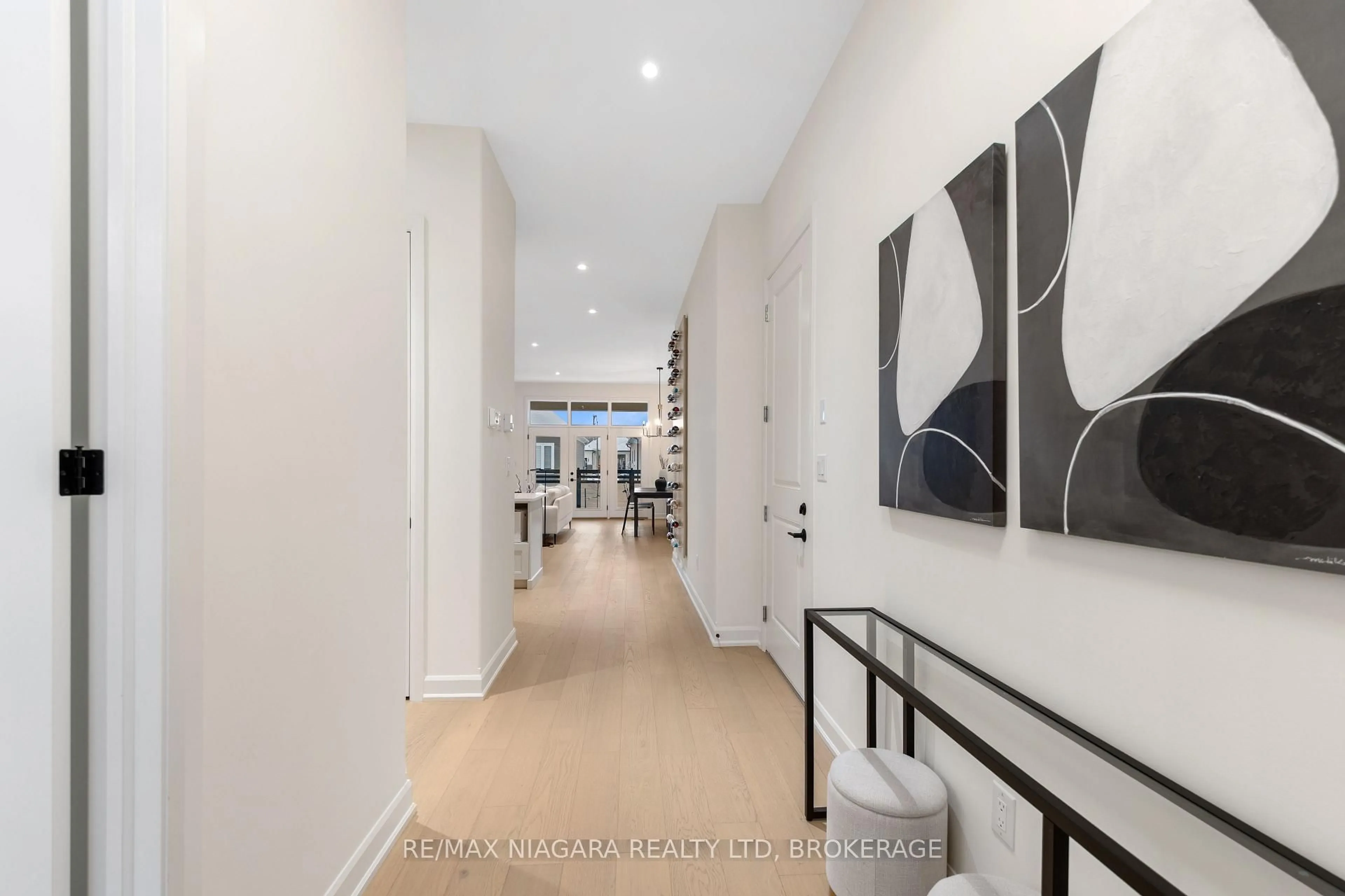 Indoor foyer for 6 Butternut Cres, Fort Erie Ontario L0S 1N0