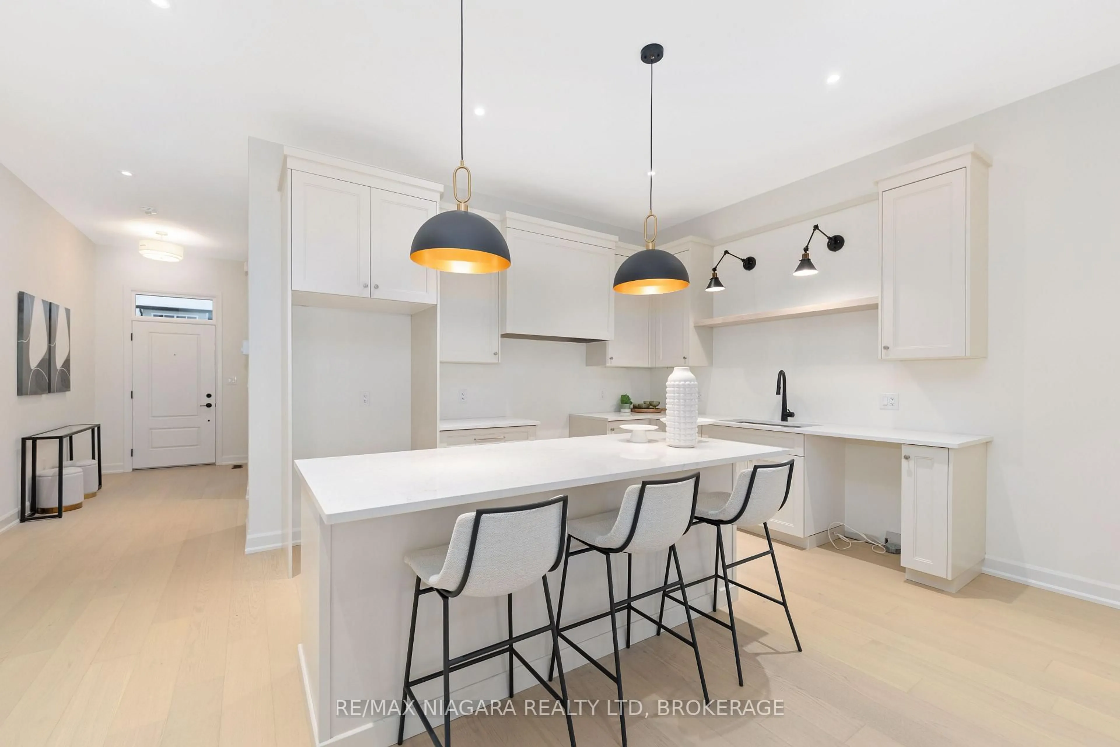 Contemporary kitchen, unknown for 6 Butternut Cres, Fort Erie Ontario L0S 1N0