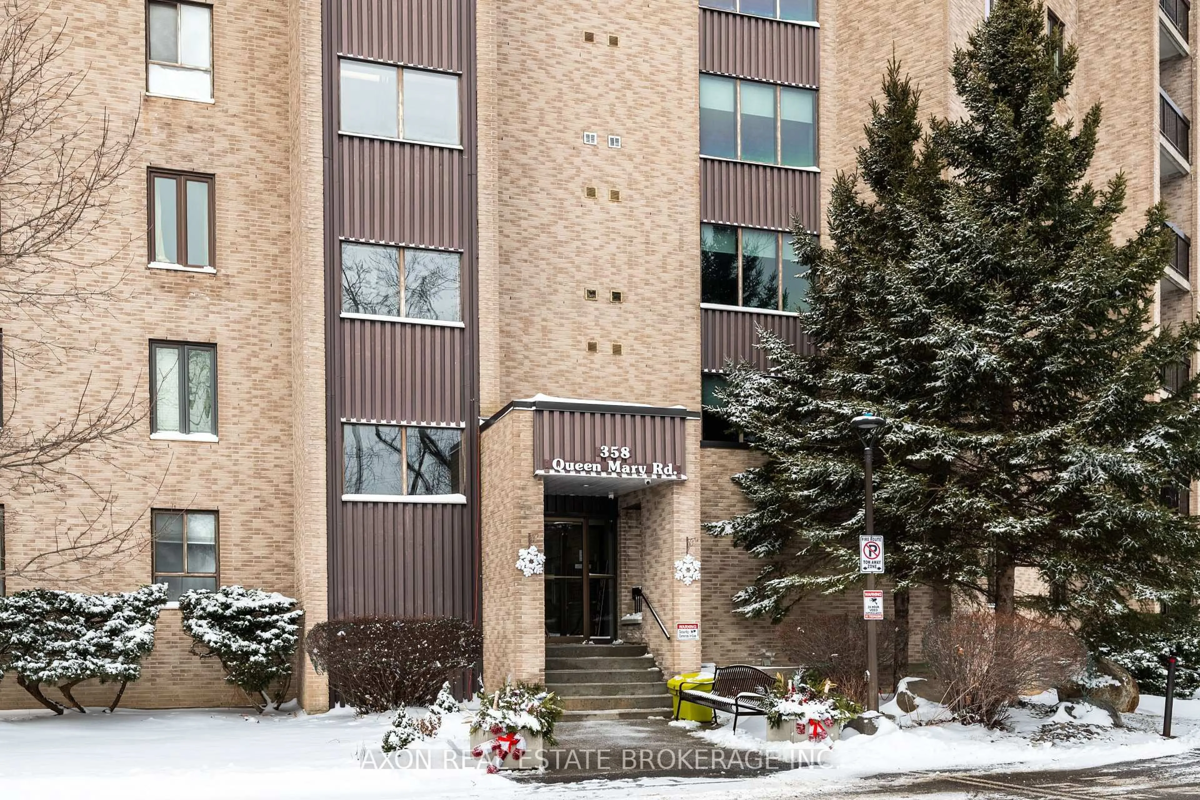 Indoor foyer for 358 Queen Mary Rd #504, Kingston Ontario K7M 7E8