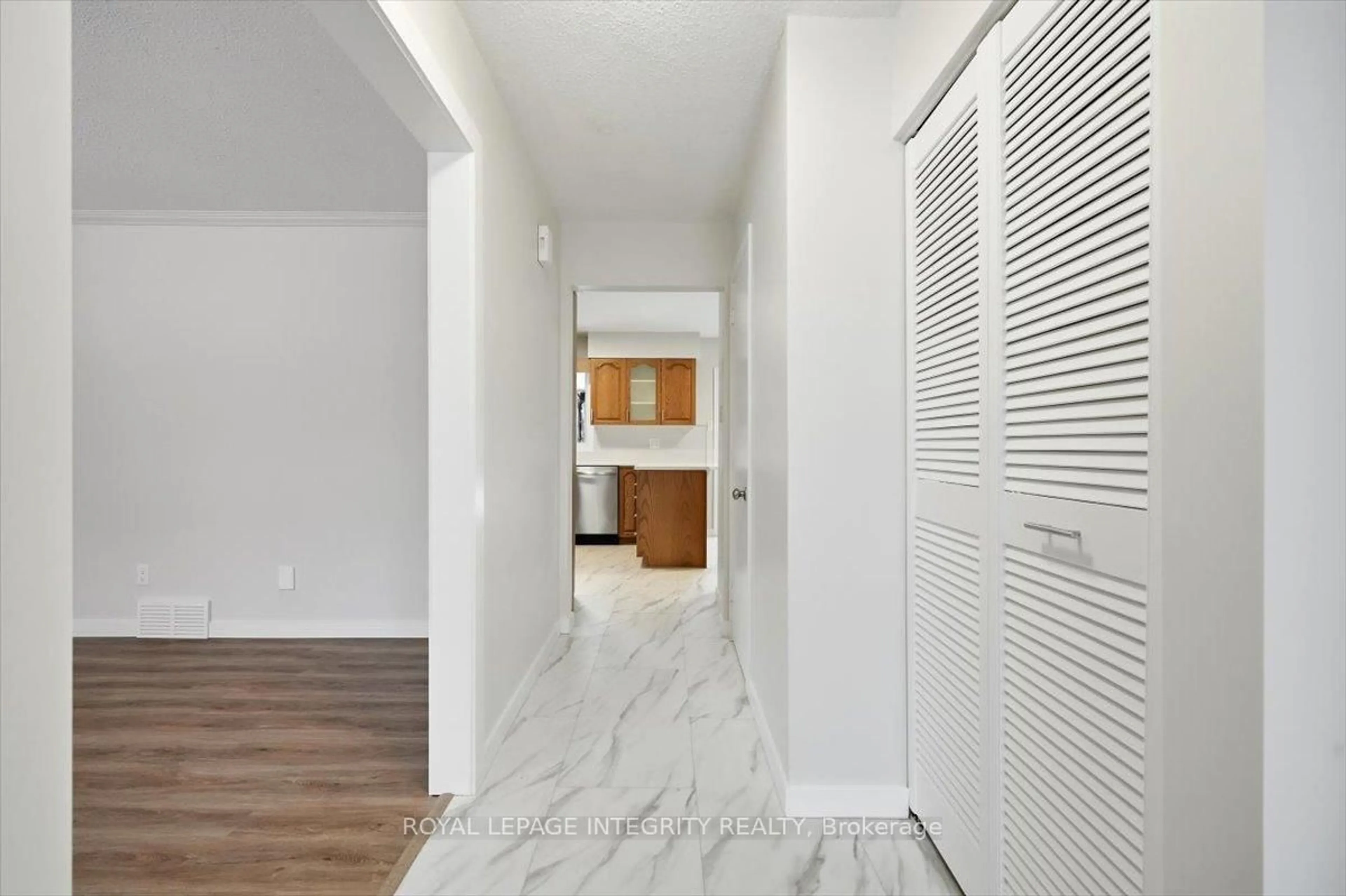 Indoor entryway for 809 Vinette Cres, Ottawa Ontario K1E 1X1