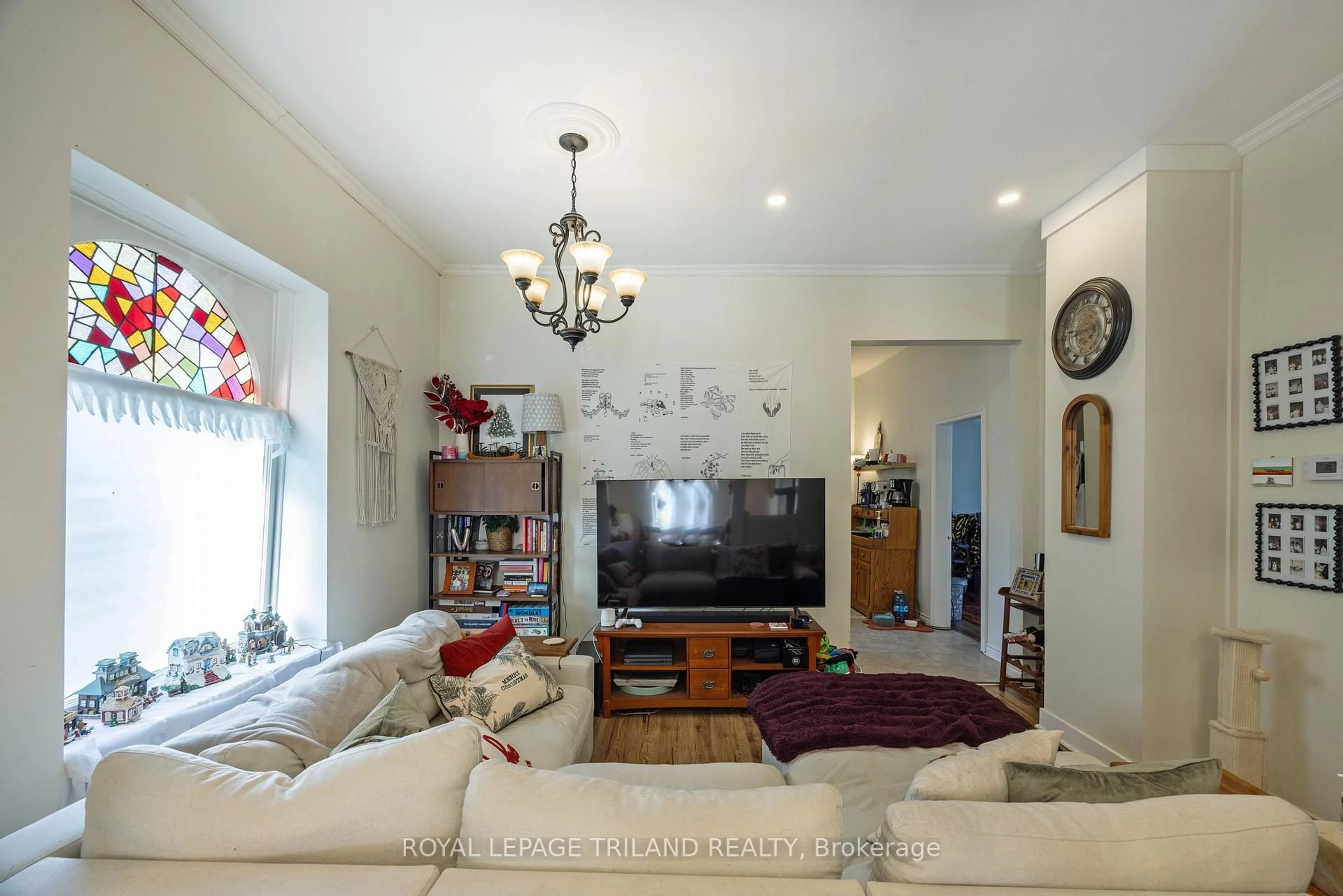 Living room with furniture, unknown for 101 Malakoff St, St. Thomas Ontario N5P 1M5