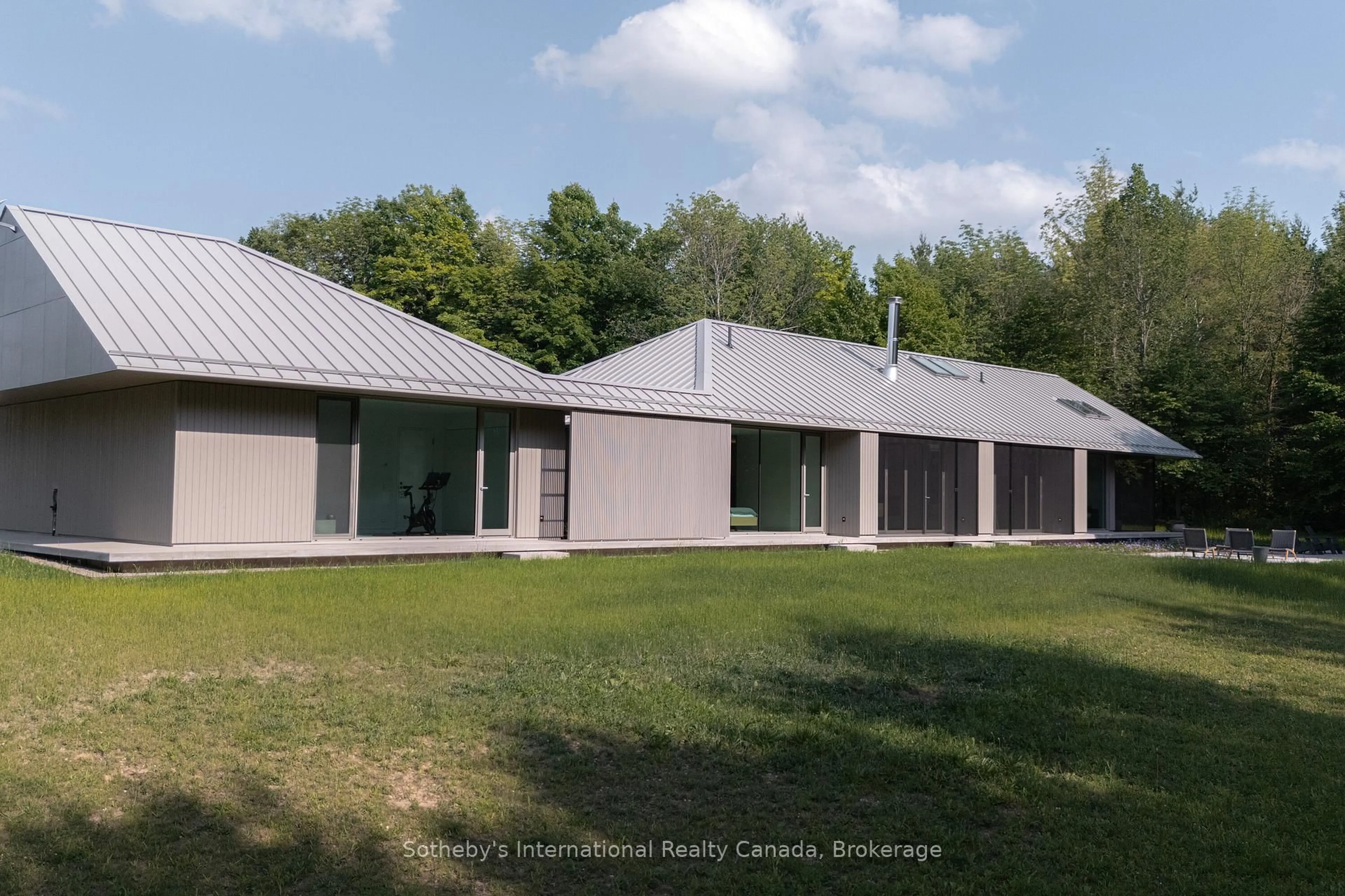 Home with vinyl exterior material, building for 395910 11TH Line, Blue Mountains Ontario N0H 1J0