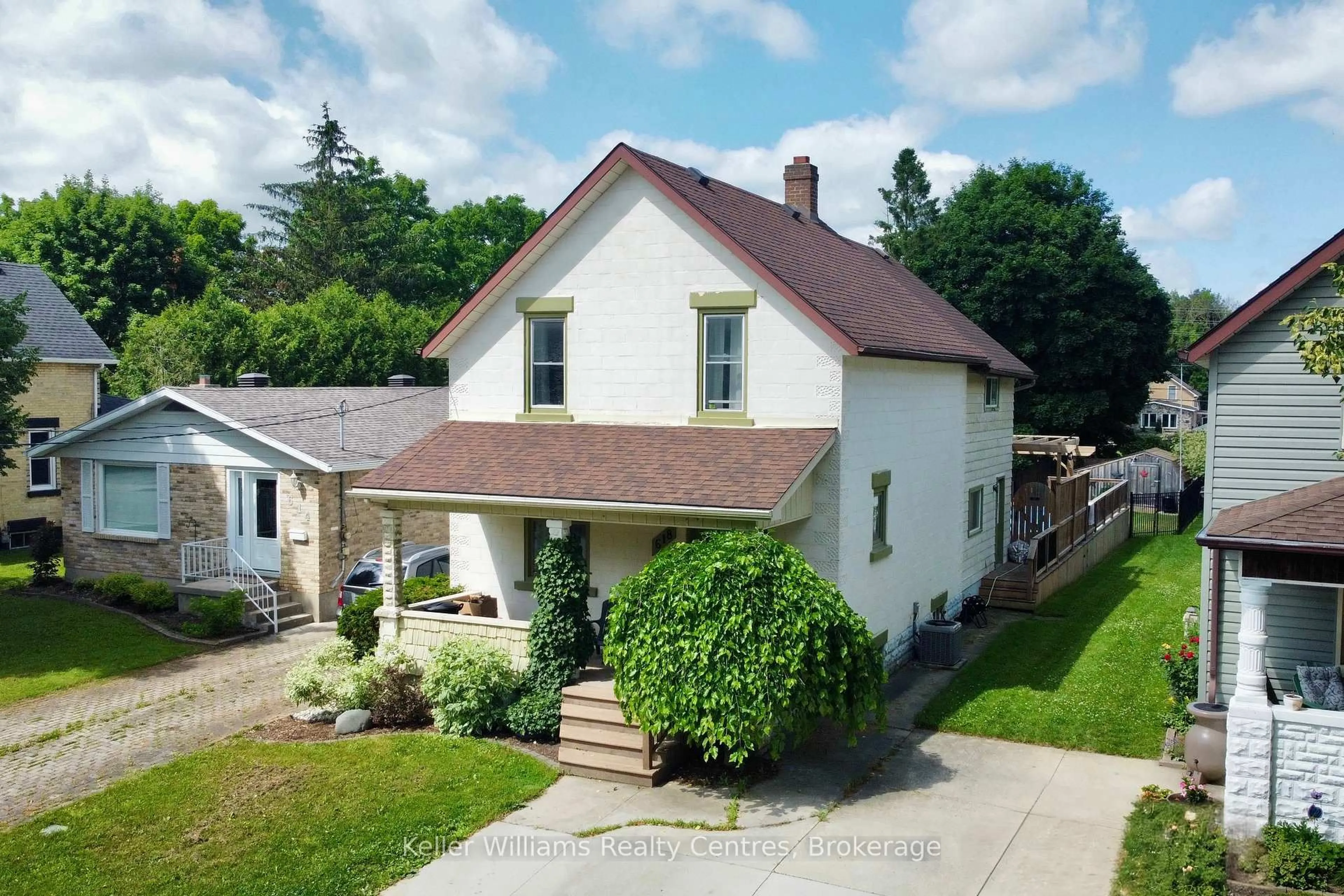 A pic from outside/outdoor area/front of a property/back of a property/a pic from drone, street for 618 8th Ave, Hanover Ontario N4N 2L3