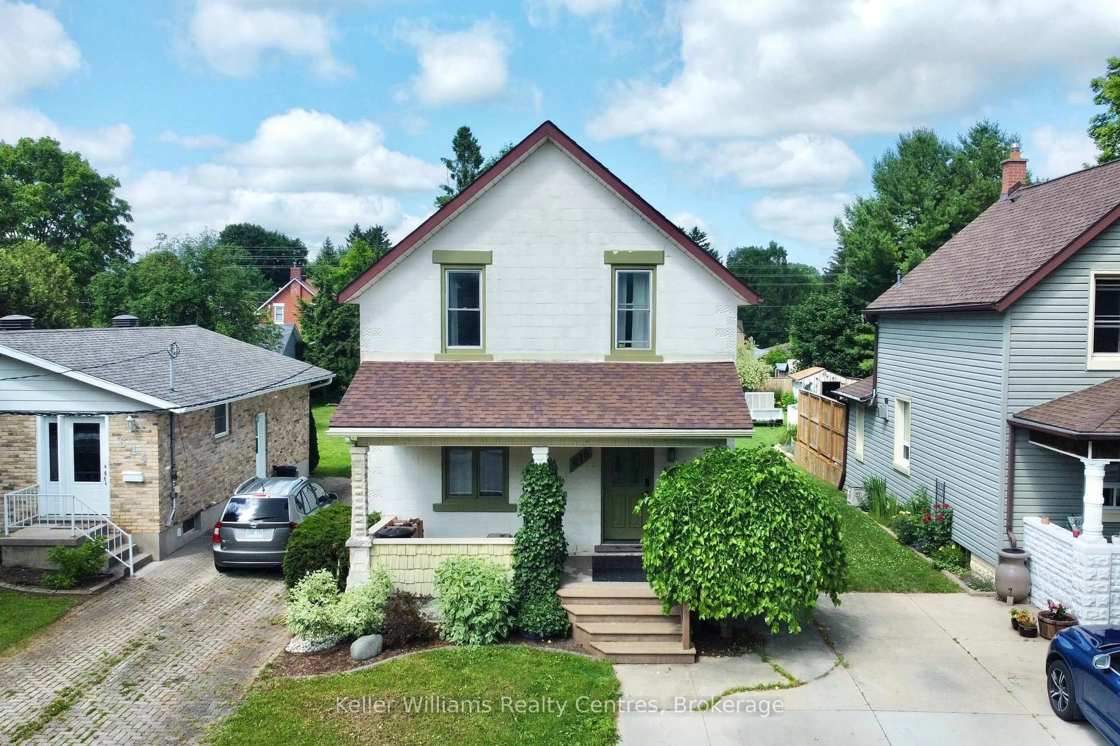A pic from outside/outdoor area/front of a property/back of a property/a pic from drone, street for 618 8th Ave, Hanover Ontario N4N 2L3