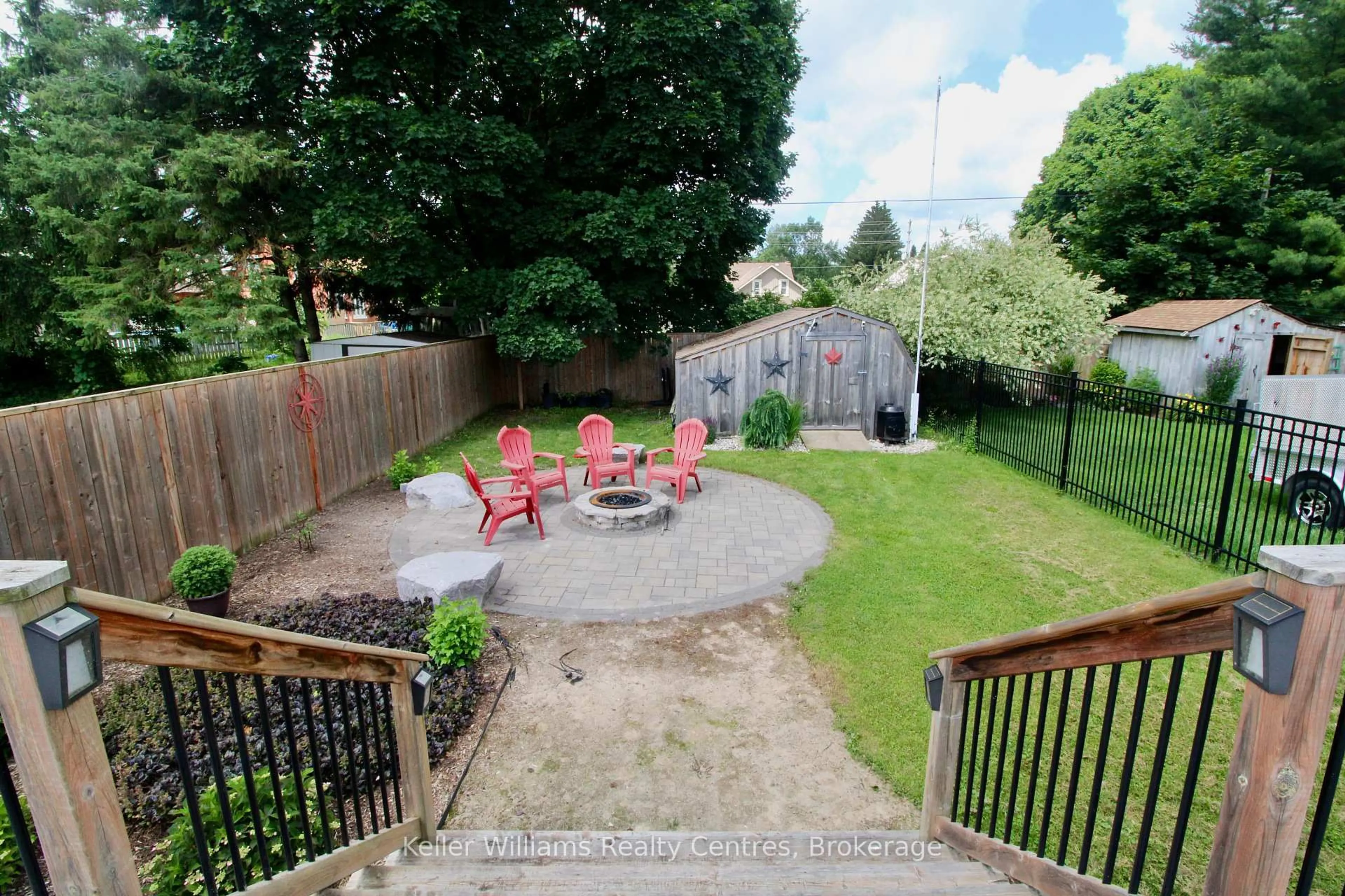 A pic from outside/outdoor area/front of a property/back of a property/a pic from drone, street for 618 8th Ave, Hanover Ontario N4N 2L3