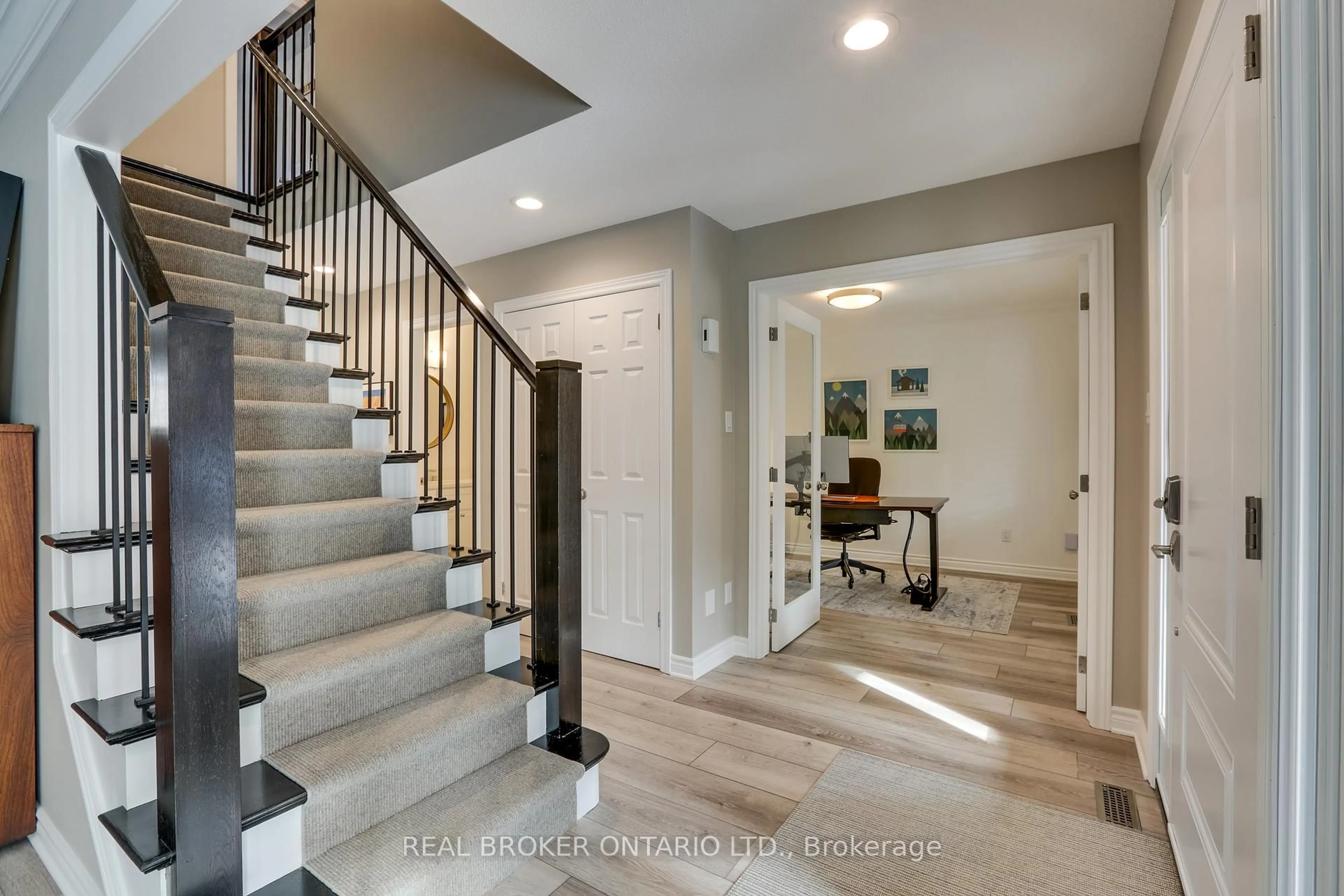 Indoor entryway for 23 Chestnut Hill, London South Ontario N6K 4J5