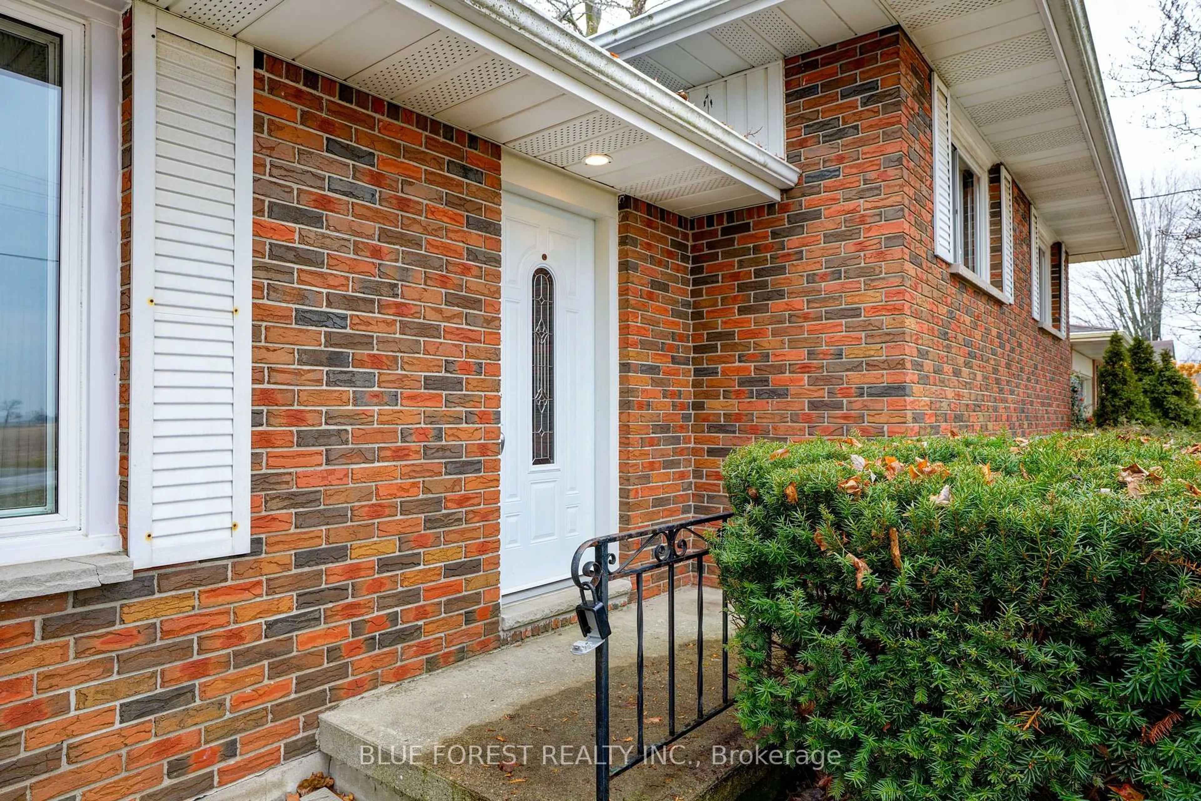 Indoor entryway for 10915 Graham Rd, West Elgin Ontario N0L 2P0