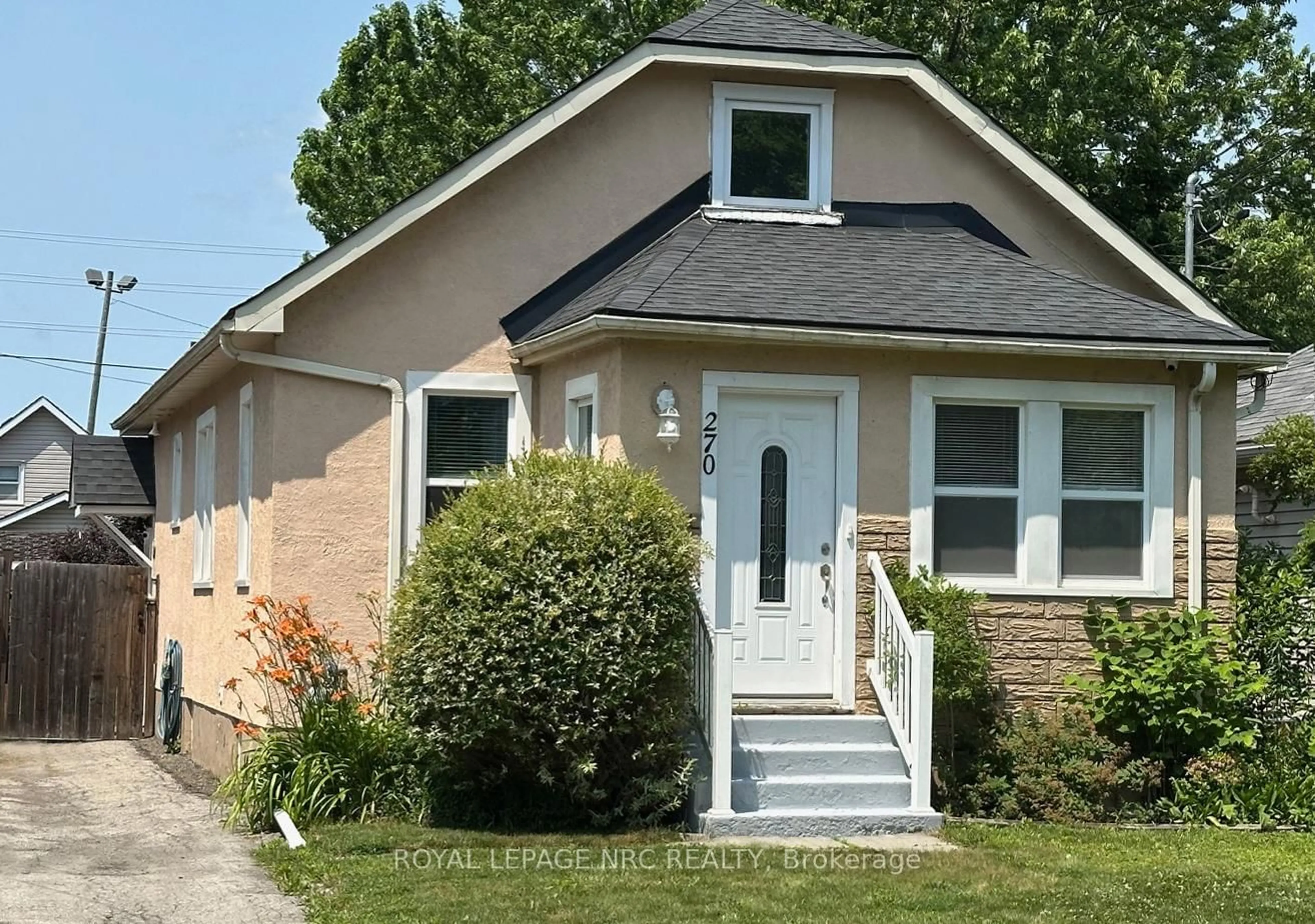Home with vinyl exterior material, street for 270 Beatrice St, Welland Ontario L3B 2Z7