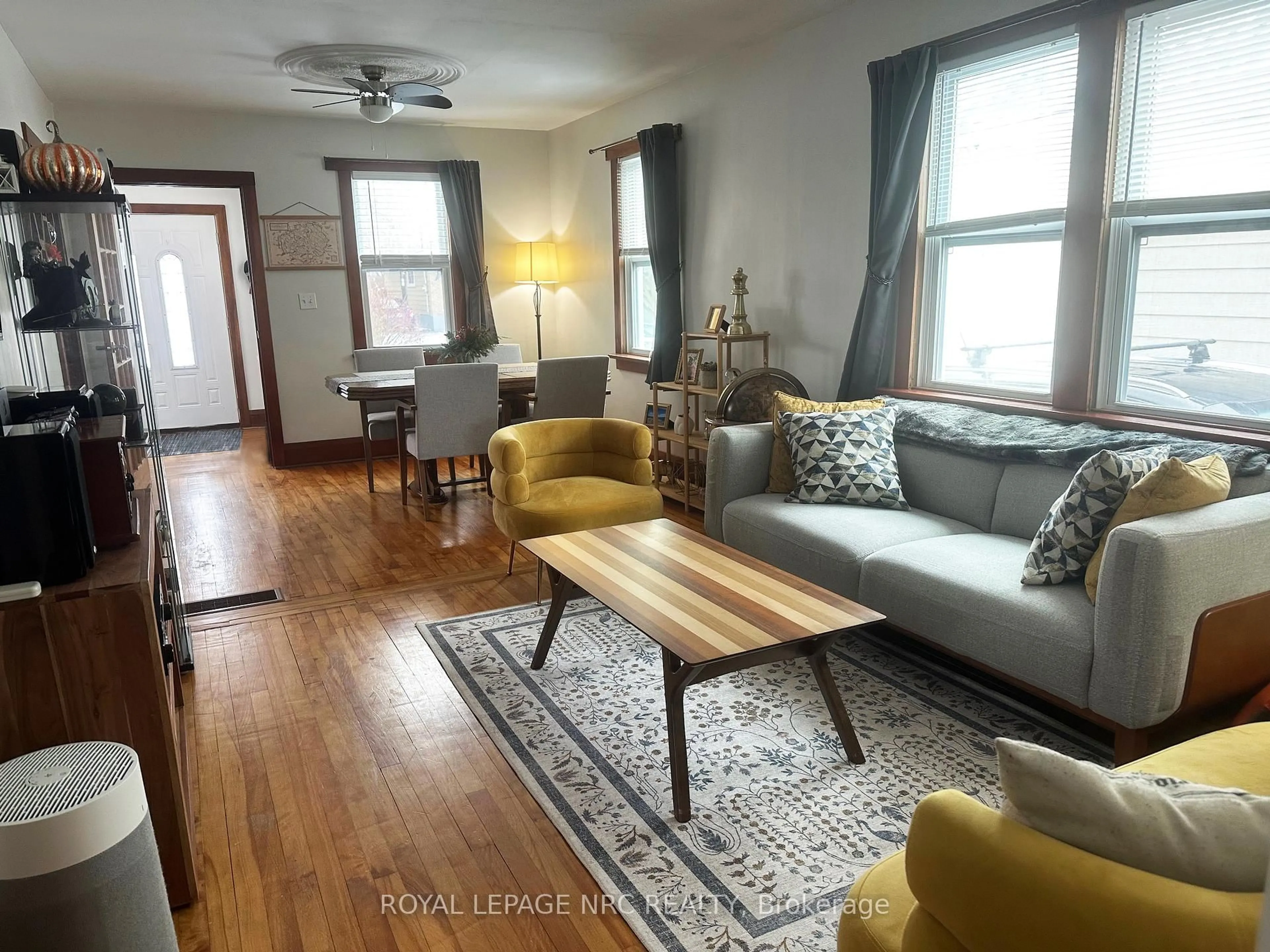 Living room with furniture, wood/laminate floor for 270 Beatrice St, Welland Ontario L3B 2Z7