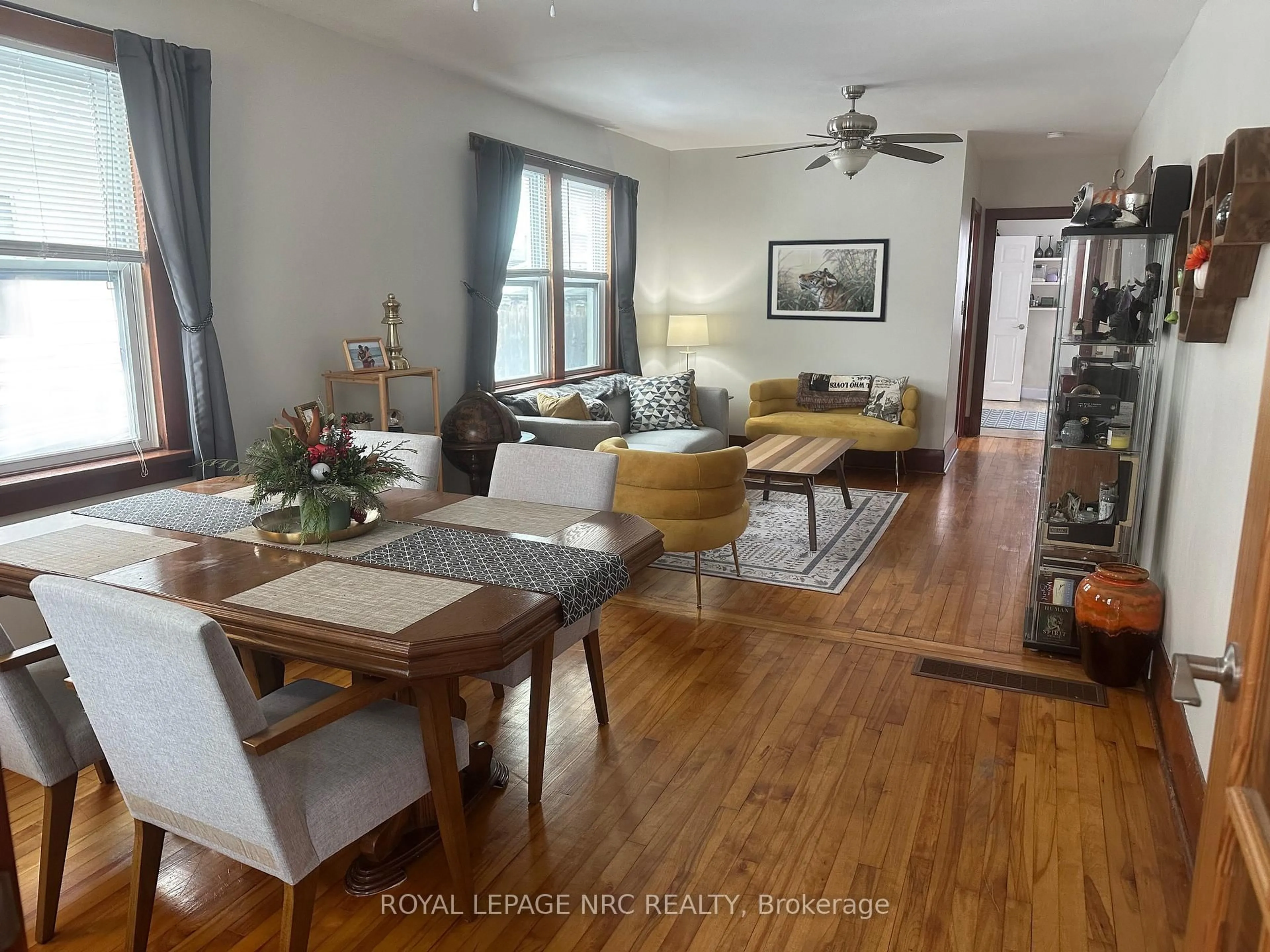 Living room with furniture, wood/laminate floor for 270 Beatrice St, Welland Ontario L3B 2Z7