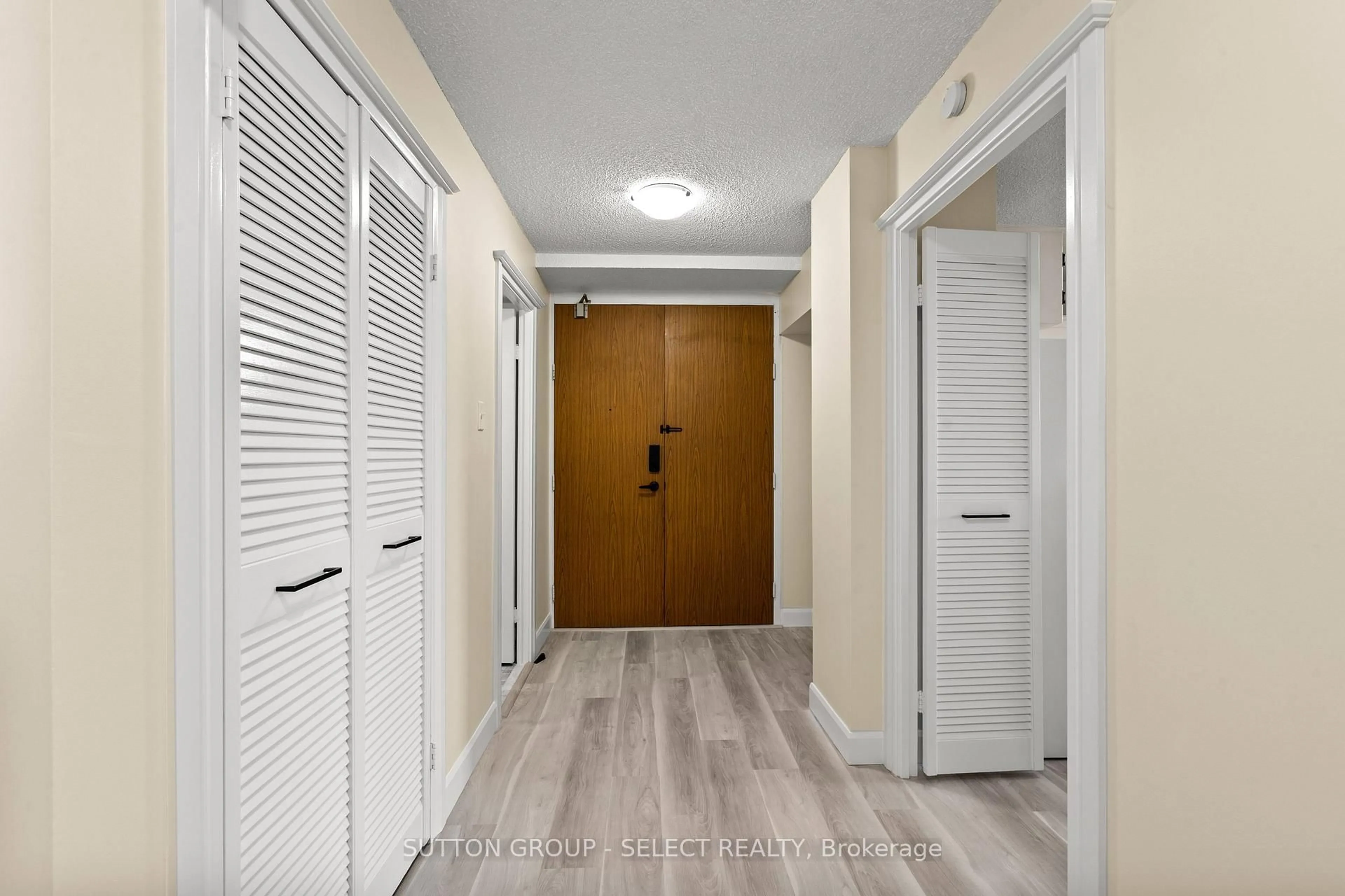 Indoor entryway for 380 King St #1702, London East Ontario N6B 3L6