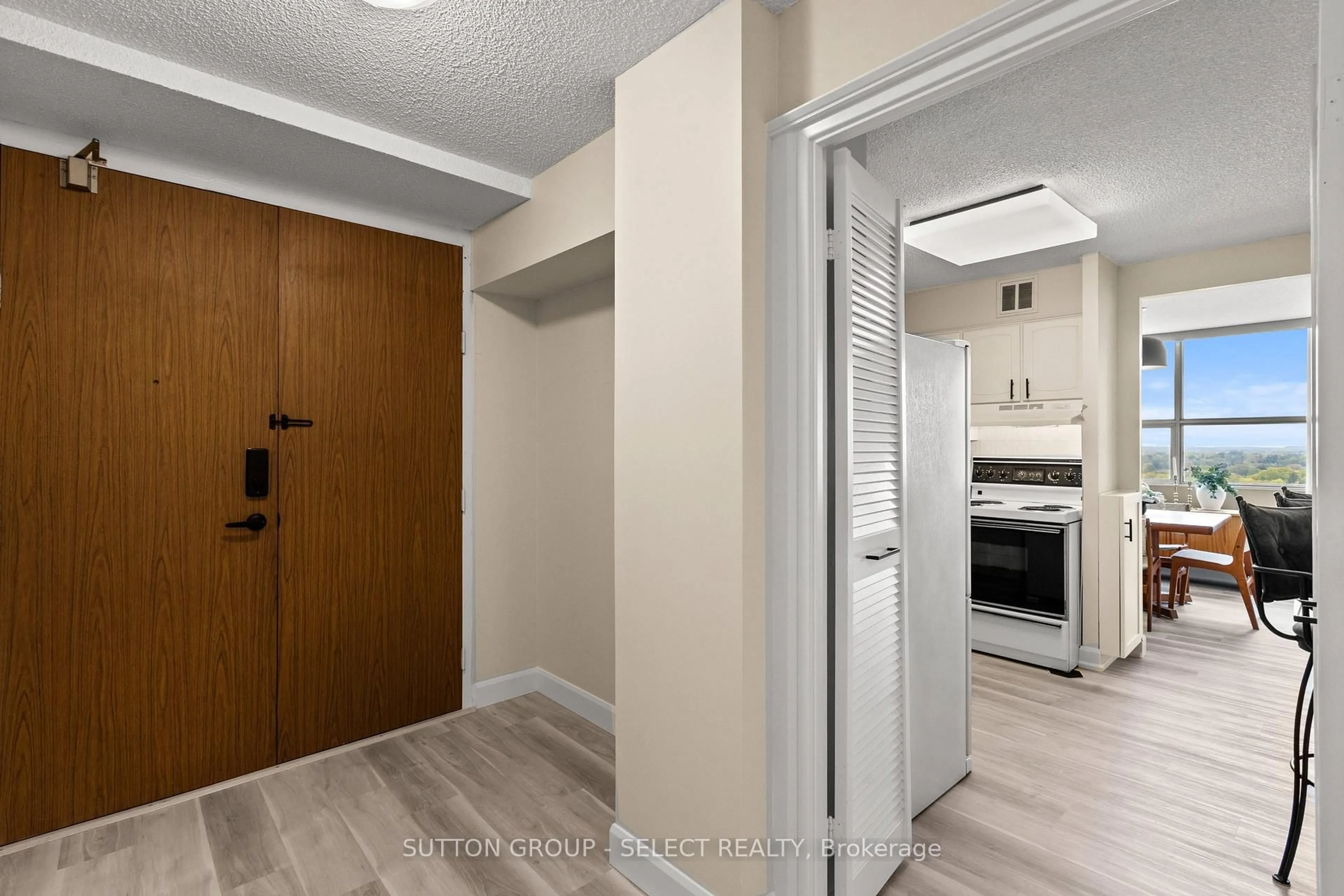 Indoor entryway for 380 King St #1702, London East Ontario N6B 3L6