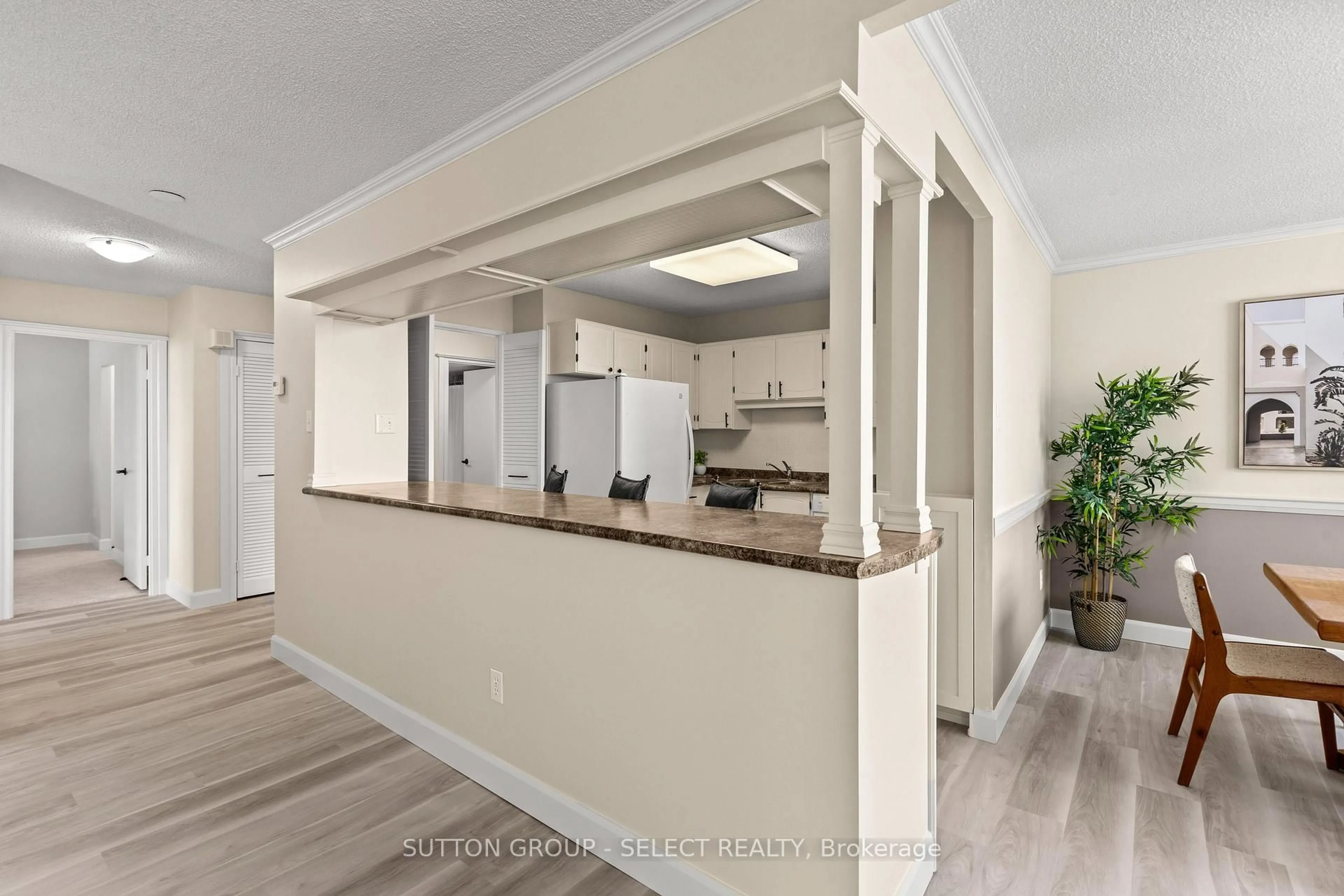 Indoor entryway for 380 King St #1702, London East Ontario N6B 3L6