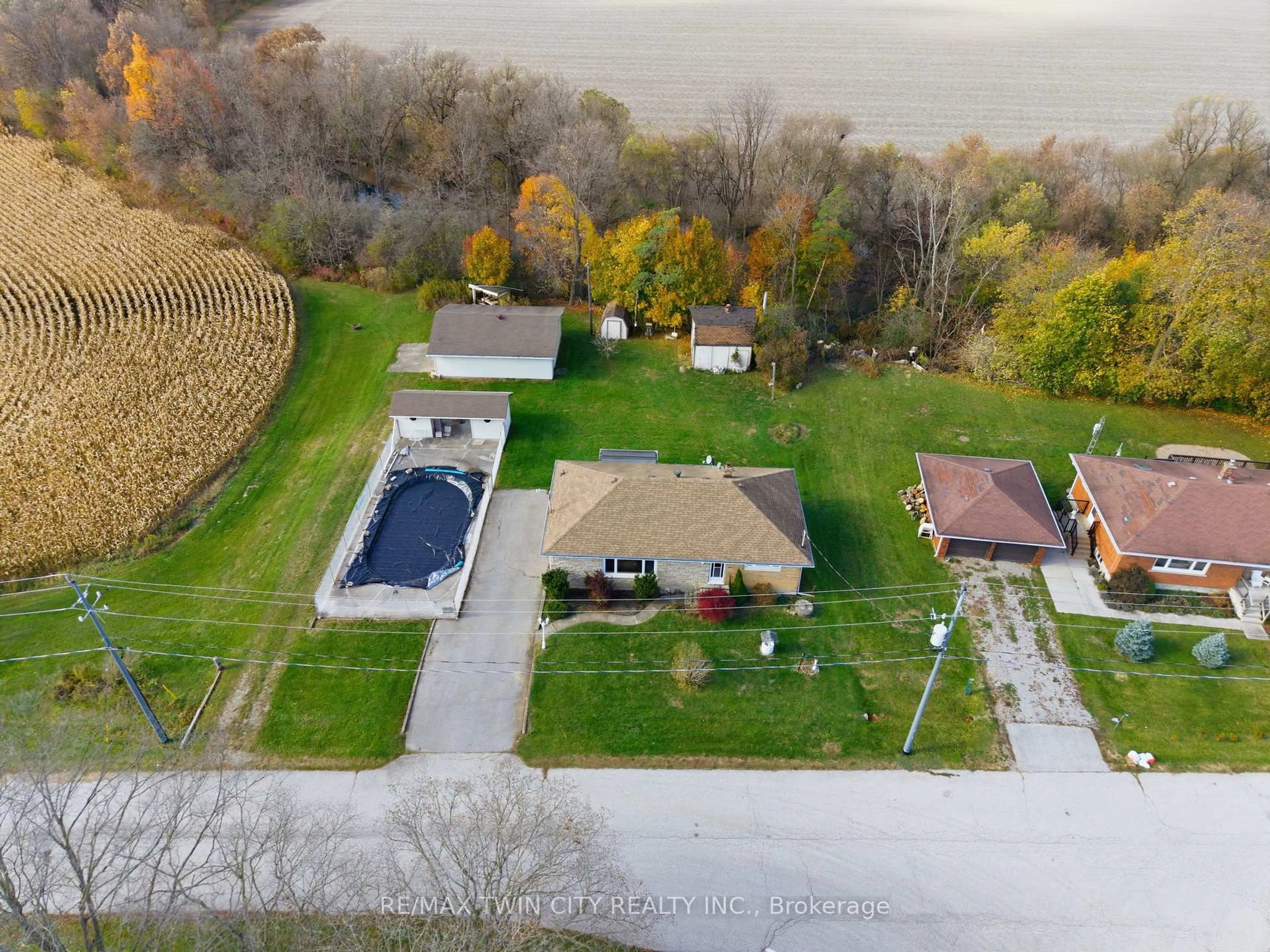 A pic from outside/outdoor area/front of a property/back of a property/a pic from drone, water/lake/river/ocean view for 42 Jerseyville Rd, Brantford Ontario N3T 5M1