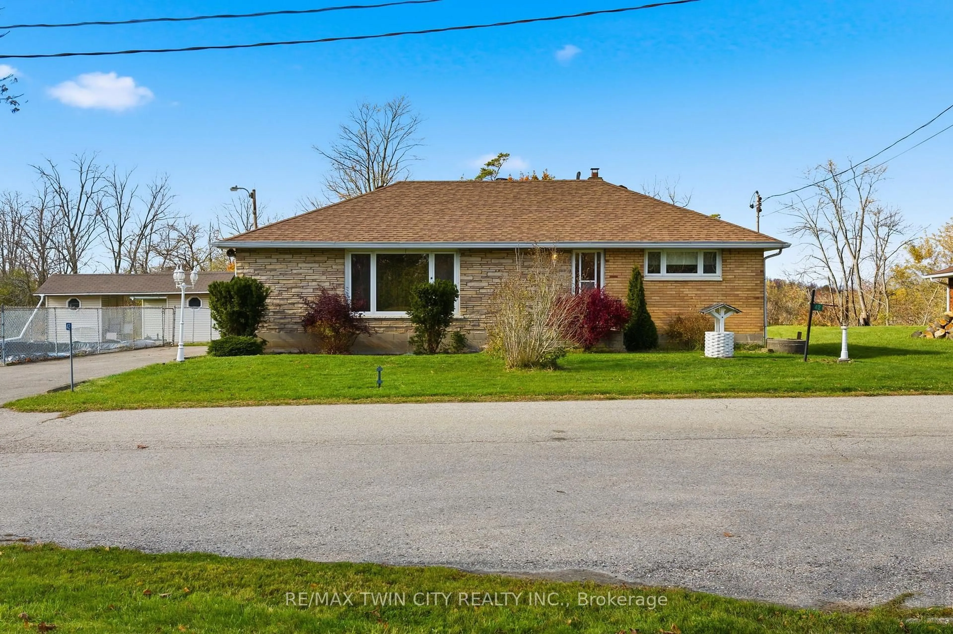 A pic from outside/outdoor area/front of a property/back of a property/a pic from drone, street for 42 Jerseyville Rd, Brantford Ontario N3T 5M1