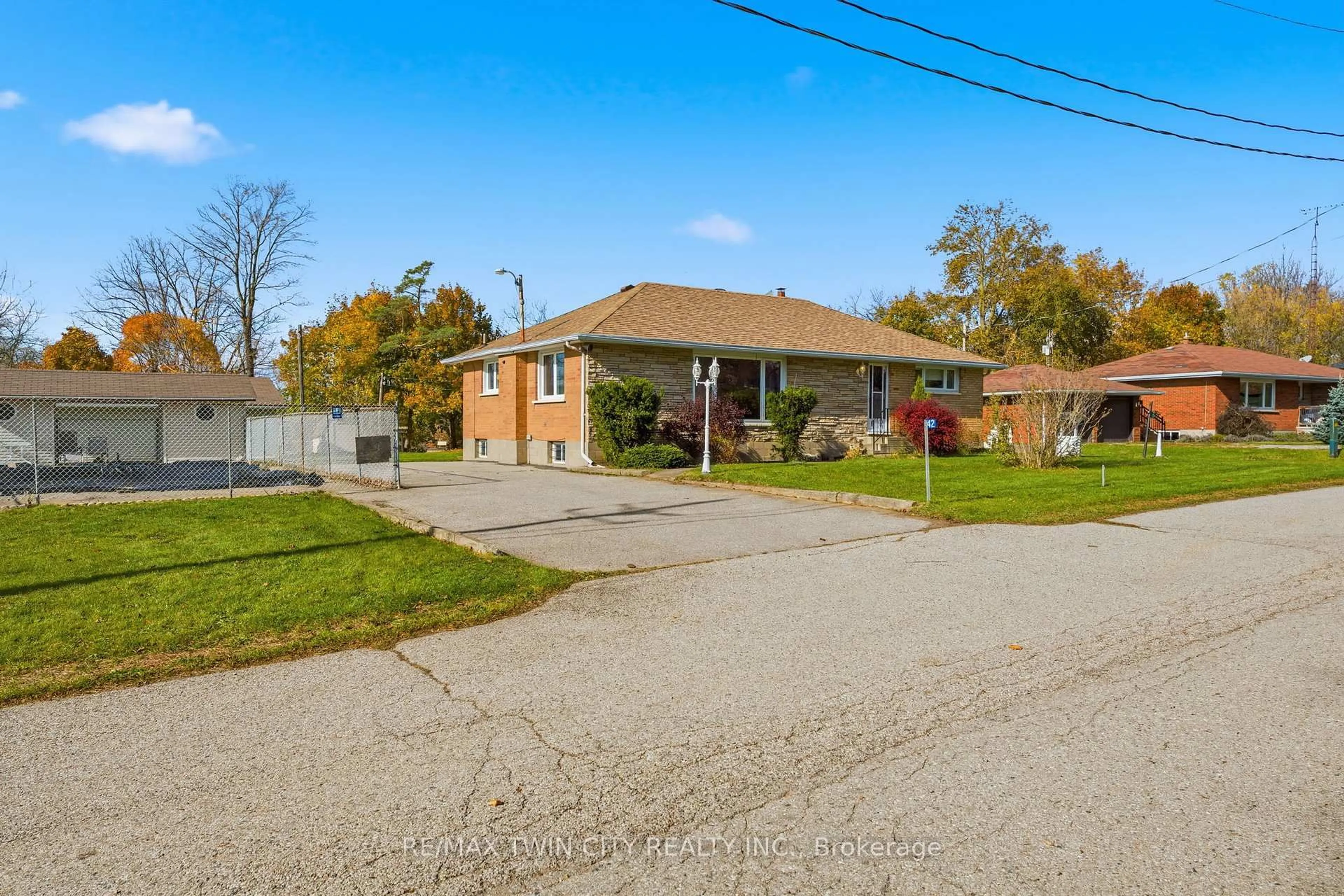 A pic from outside/outdoor area/front of a property/back of a property/a pic from drone, street for 42 Jerseyville Rd, Brantford Ontario N3T 5M1