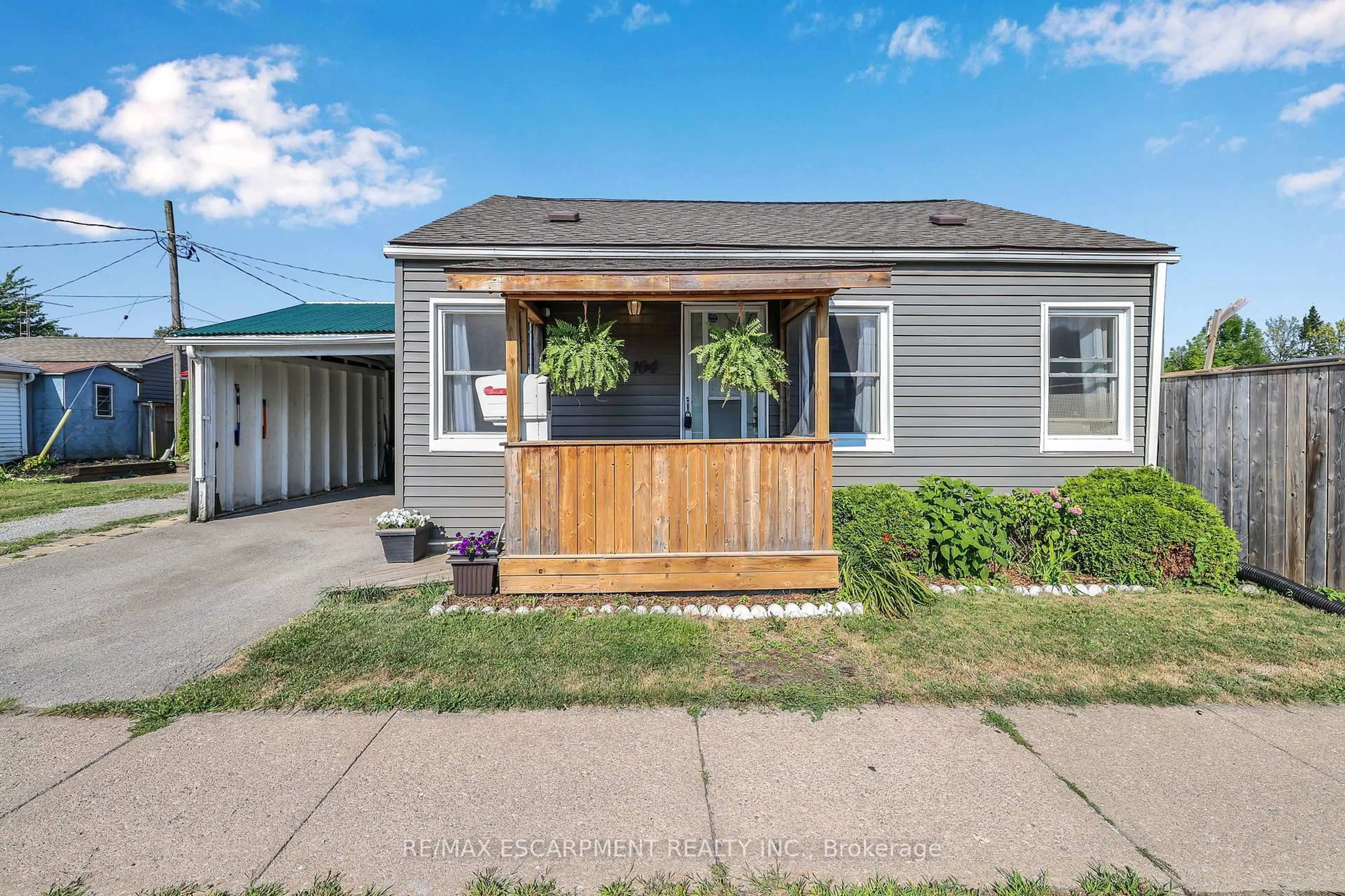 Home with vinyl exterior material, street for 104 Southworth St, Welland Ontario L3B 1Y8