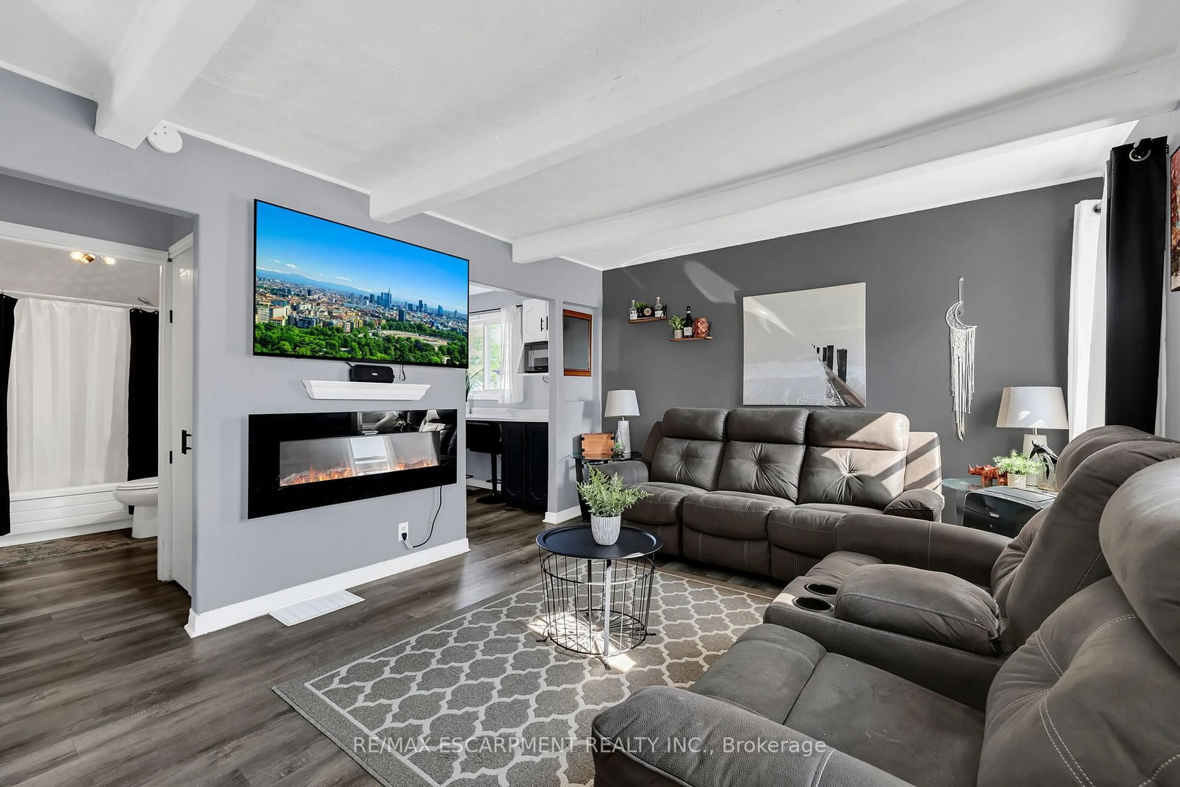 Living room with furniture, unknown for 104 Southworth St, Welland Ontario L3B 1Y8