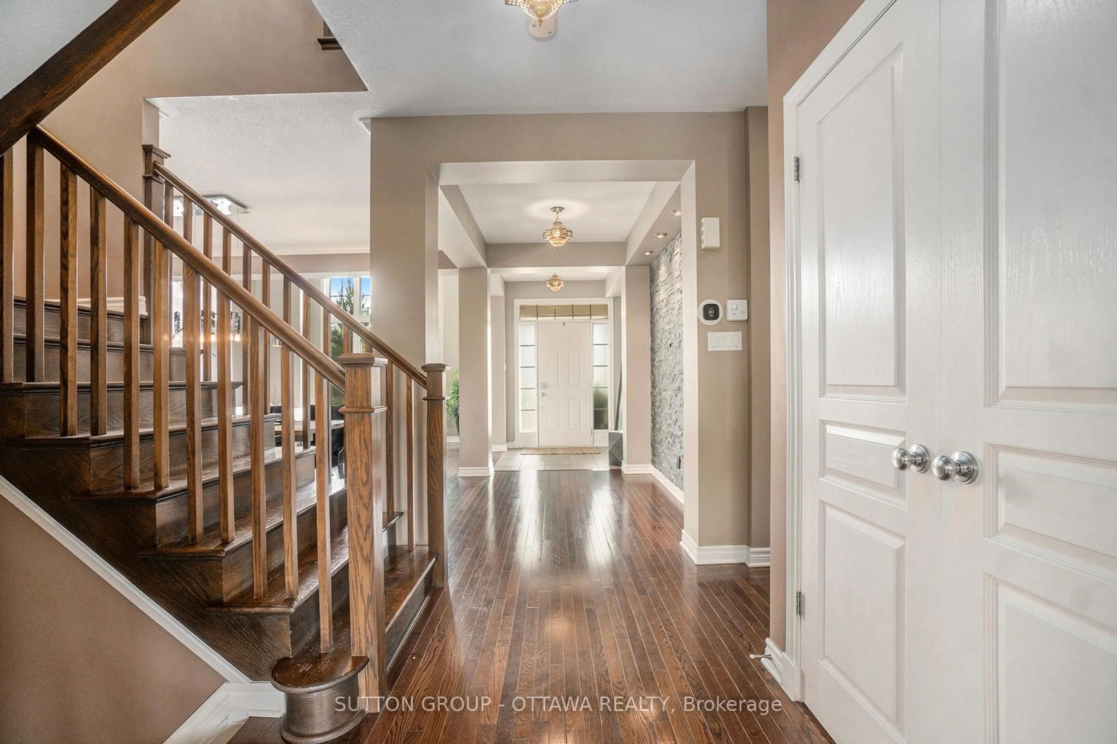 Indoor entryway for 1969 Plainhill Dr, Ottawa Ontario K4A 0G1