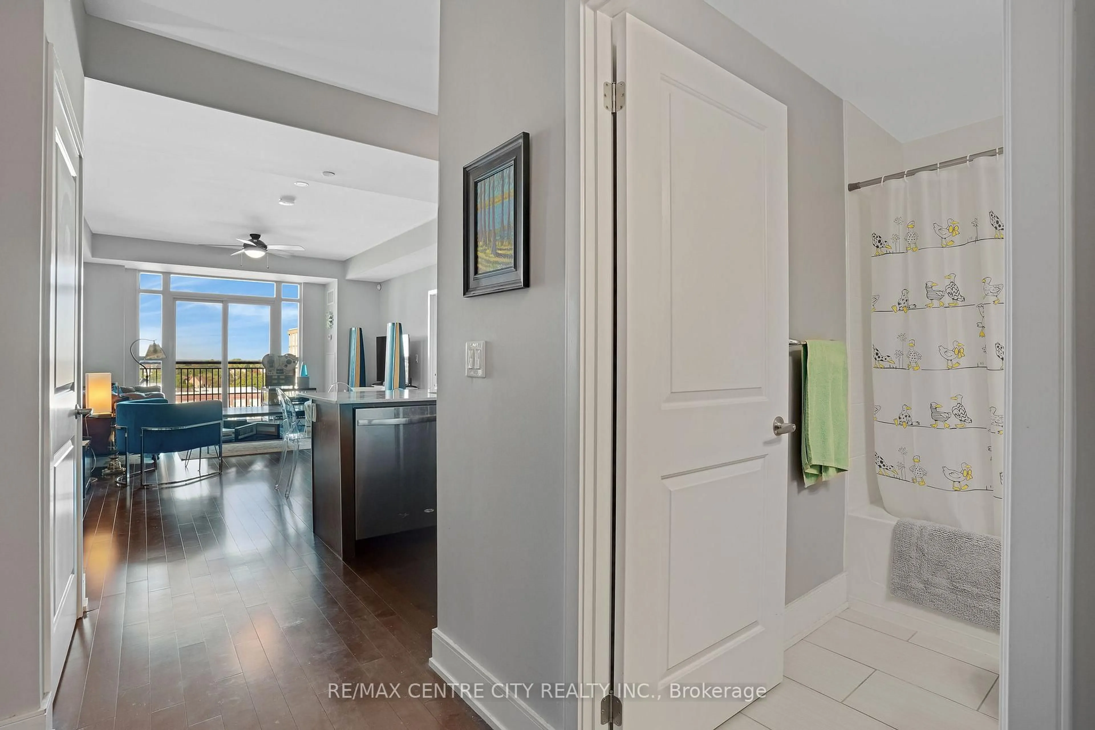 Indoor entryway for 144 Park St #1009, Waterloo Ontario N2L 0B6