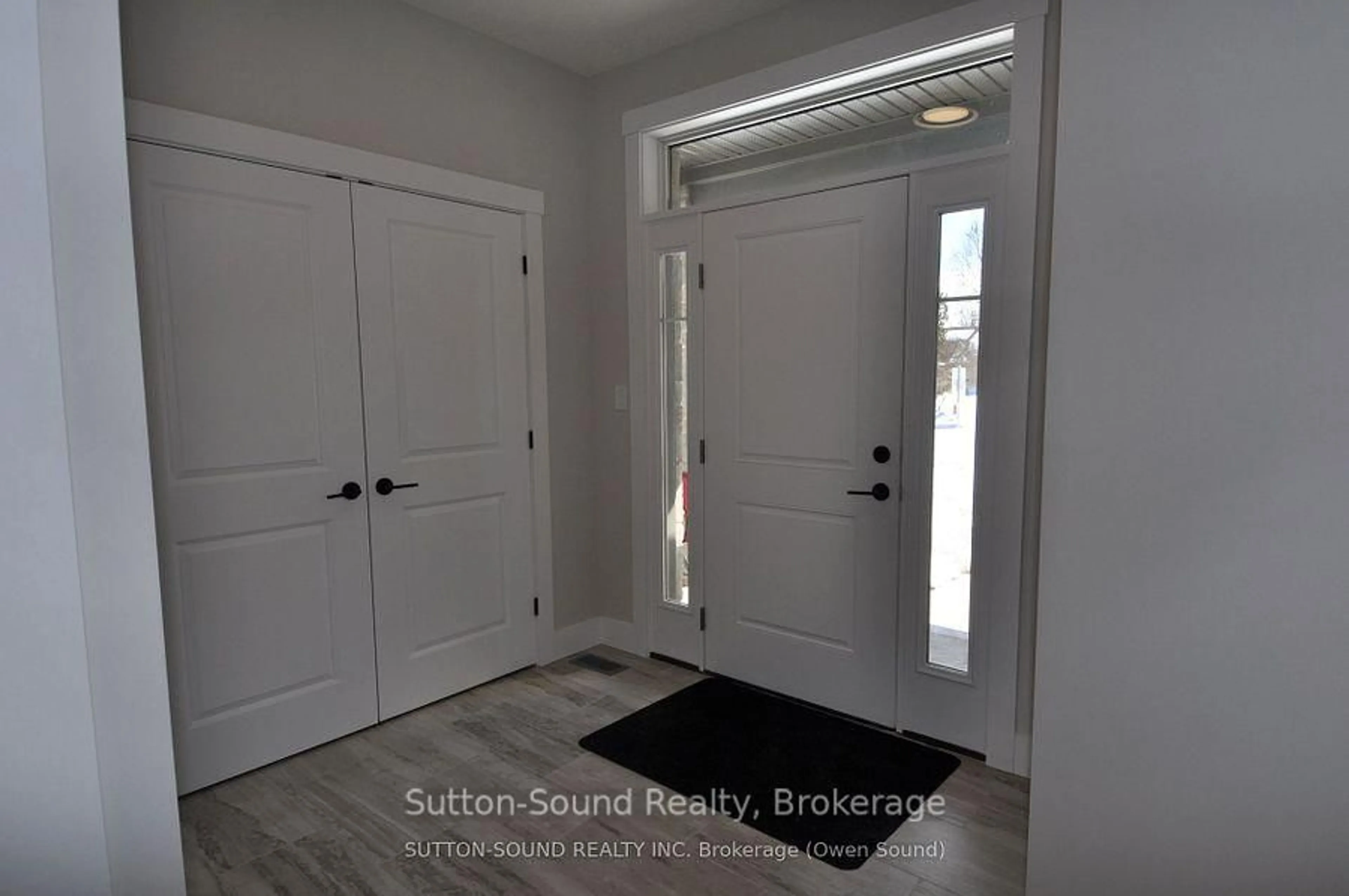 Indoor entryway for 622 8th St, Owen Sound Ontario N4K 5N3