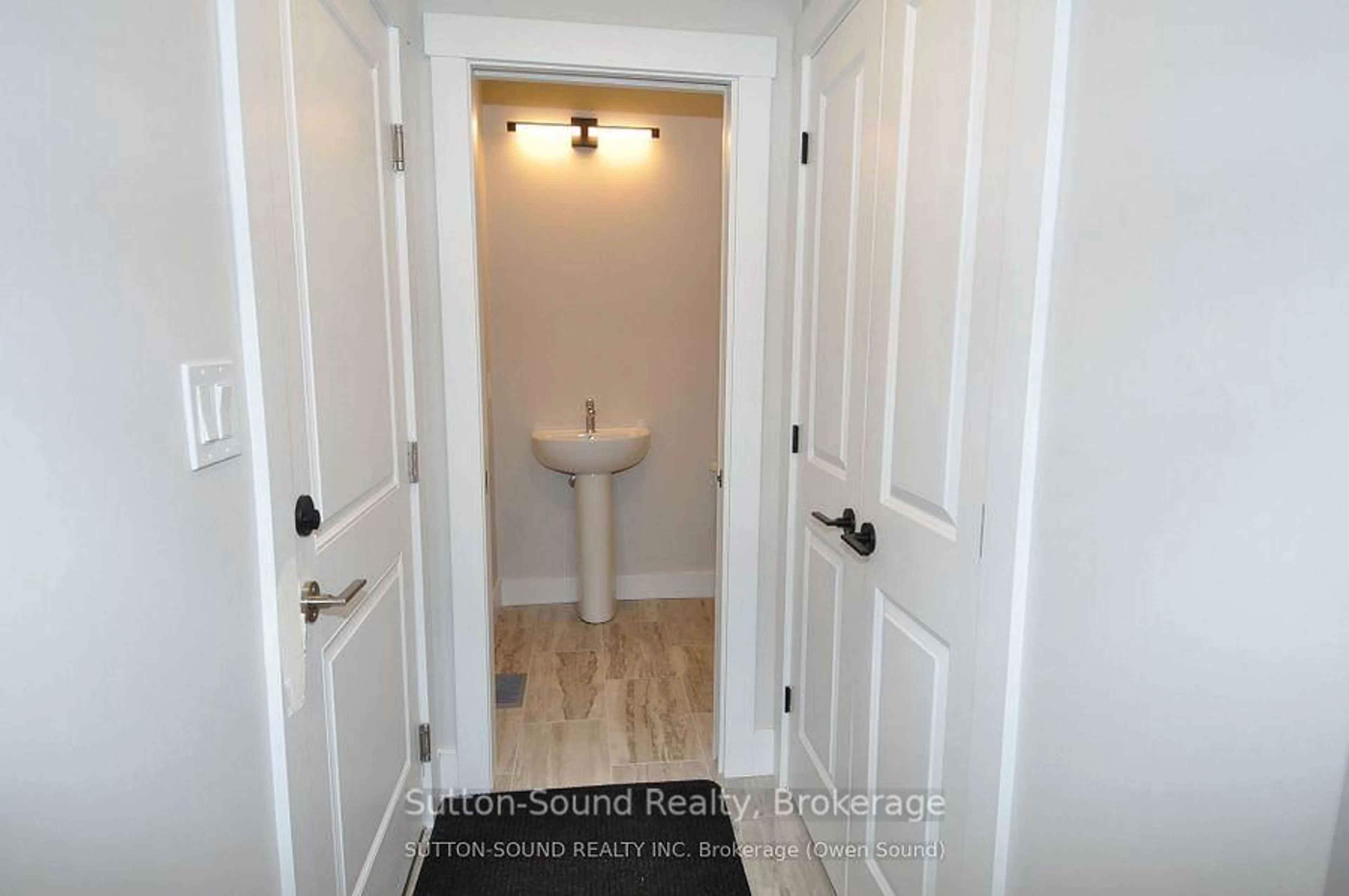 Indoor entryway for 622 8th St, Owen Sound Ontario N4K 5N3