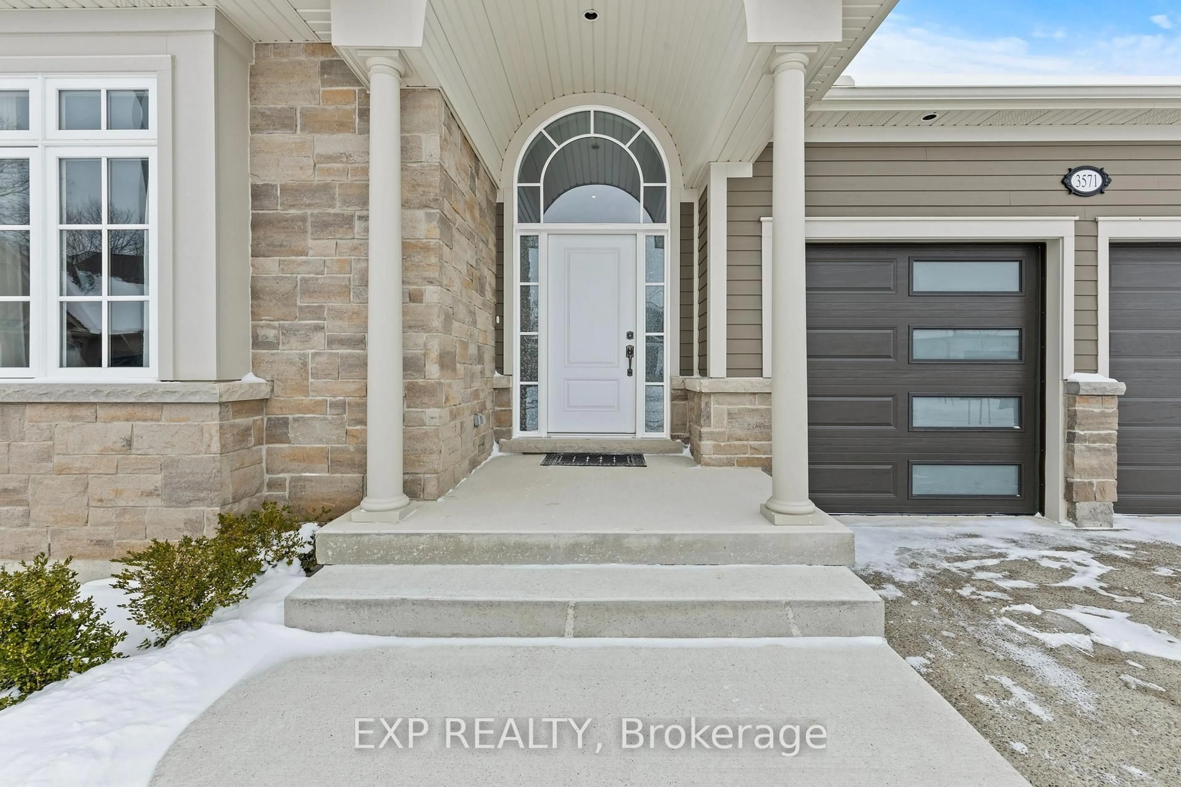 Indoor entryway for 3571 Whispering Woods Tr, Fort Erie Ontario L0S 1N0