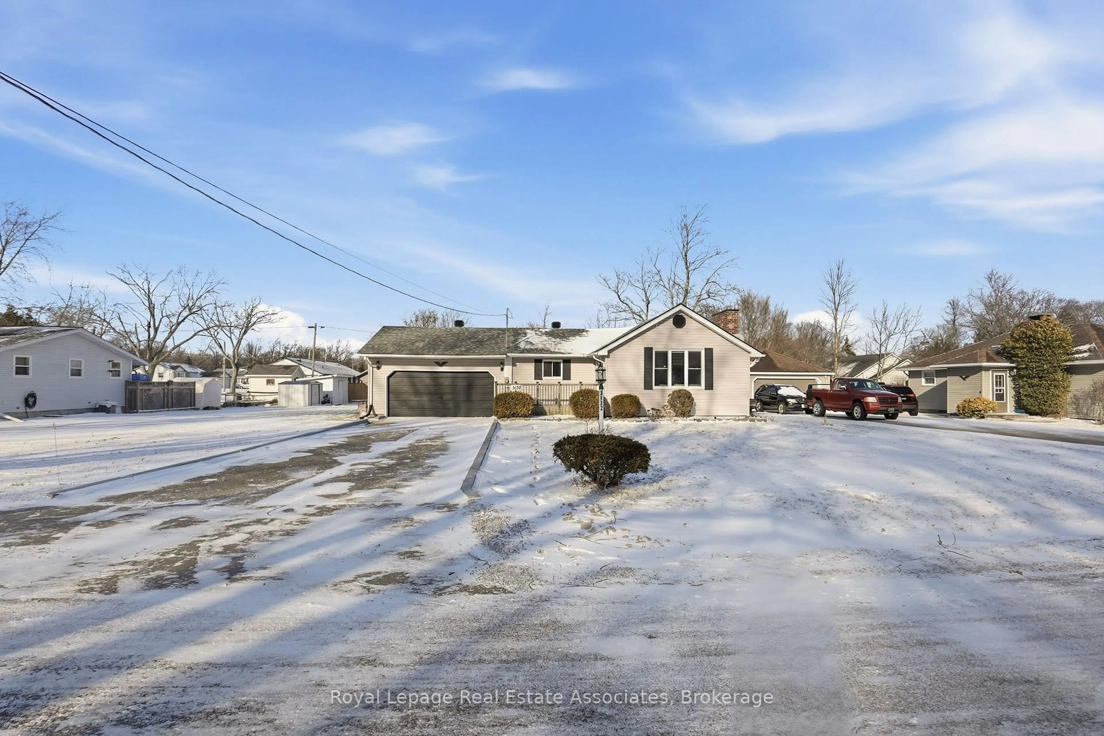 A pic from outside/outdoor area/front of a property/back of a property/a pic from drone, street for 3132 Evadere Ave, Fort Erie Ontario L0S 1N0