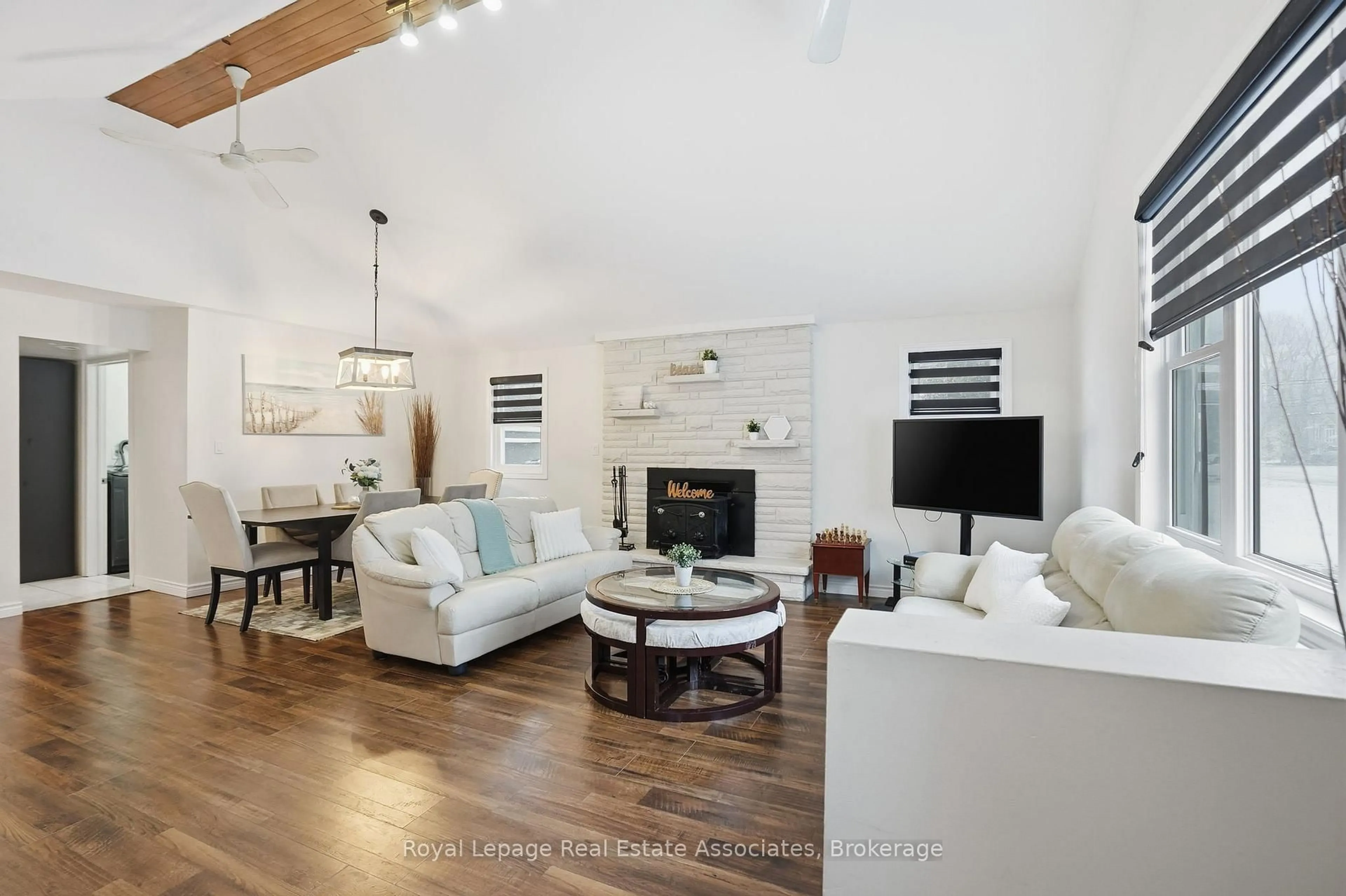 Living room with furniture, unknown for 3132 Evadere Ave, Fort Erie Ontario L0S 1N0