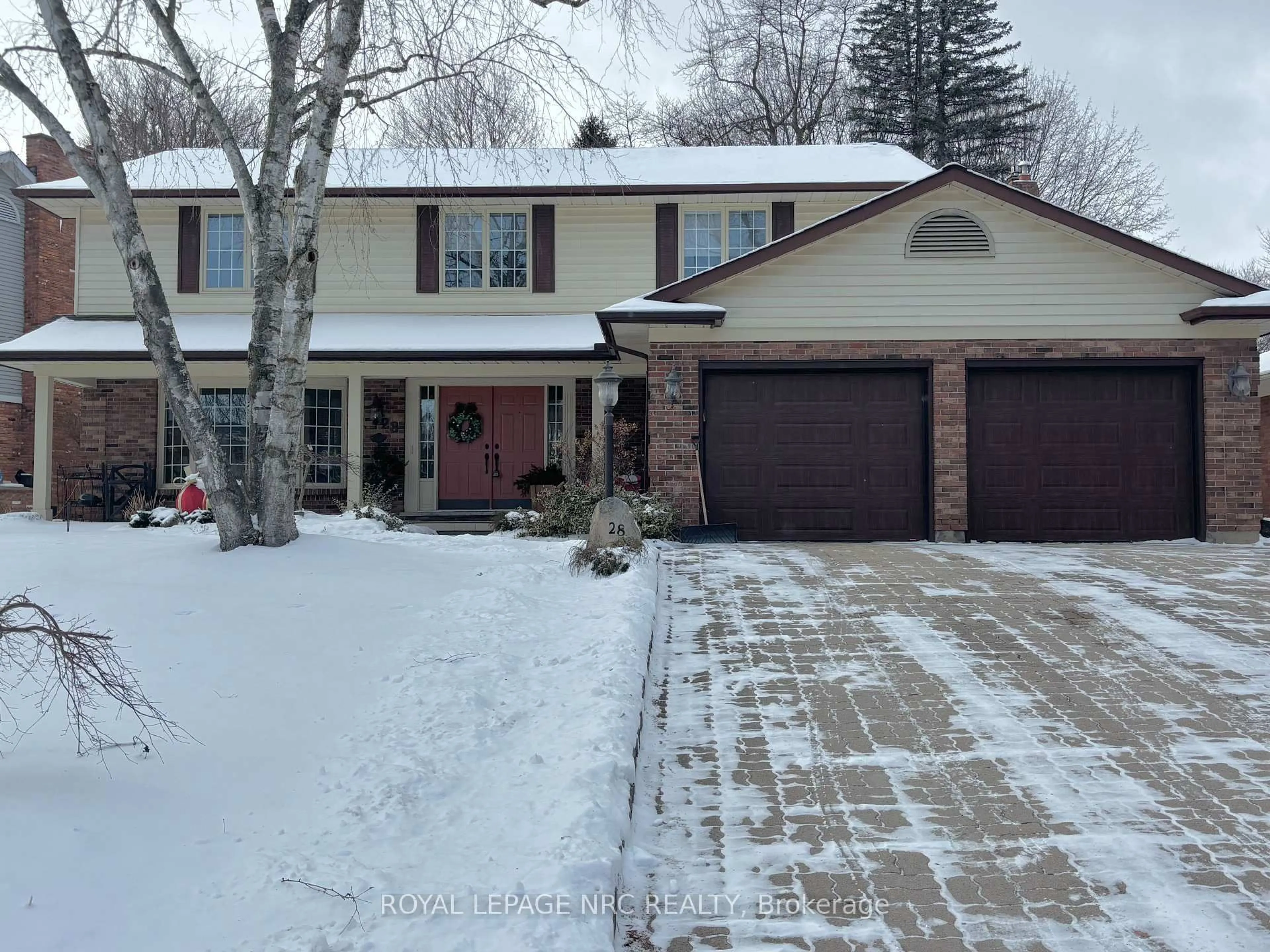 Home with vinyl exterior material, street for 28 Forest Hill Cres, Pelham Ontario L0S 1E1